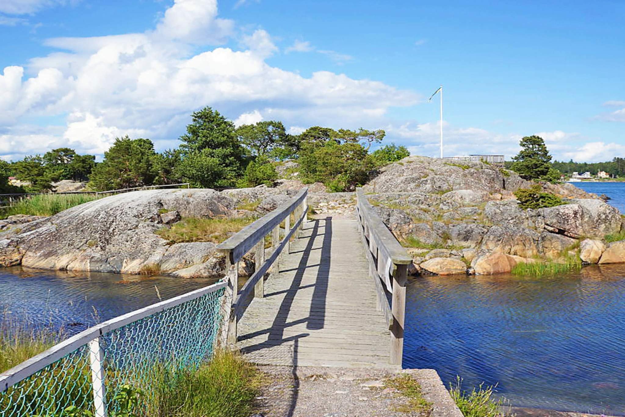 Internet Access DSL, open kitchen(12 m2)(cooker(electric), hood, coffee machine, microwave, dishwasher, fridge-freezer), Living/bed room(15 m2)(TV(swedish TV channels), radio, CD player), bedroom(11 m2)(2x bunk bed), bedroom(7 m2)(2x single bed), bathroom(tumble dryer, washbasin, shower, toilet, washing machine, drying cabinet), heating(electric), terrace(garden furniture, BBQ), terrace, parking