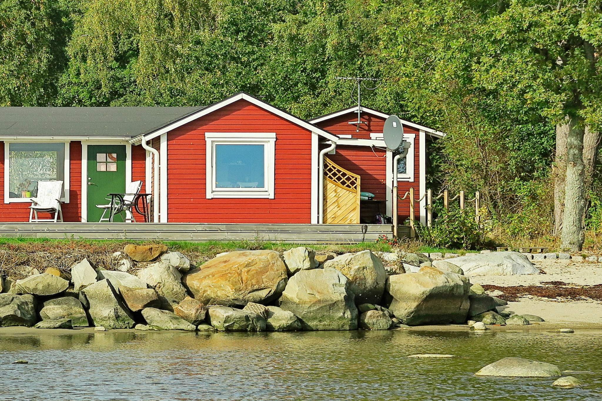 Internet Access DSL, pantry(4 m2)(cooker(electric), hood, coffee machine, microwave, fridge(+ freezer)), Living/bed room(15 m2)(TV(satellite, german television channels), DVD player, radio, CD player), bedroom(8 m2)(double bed), bathroom(floor heating)(washbasin, shower, toilet, washing machine), conservatory(13 m2)(garden furniture), heating(electric), air to air heatpump