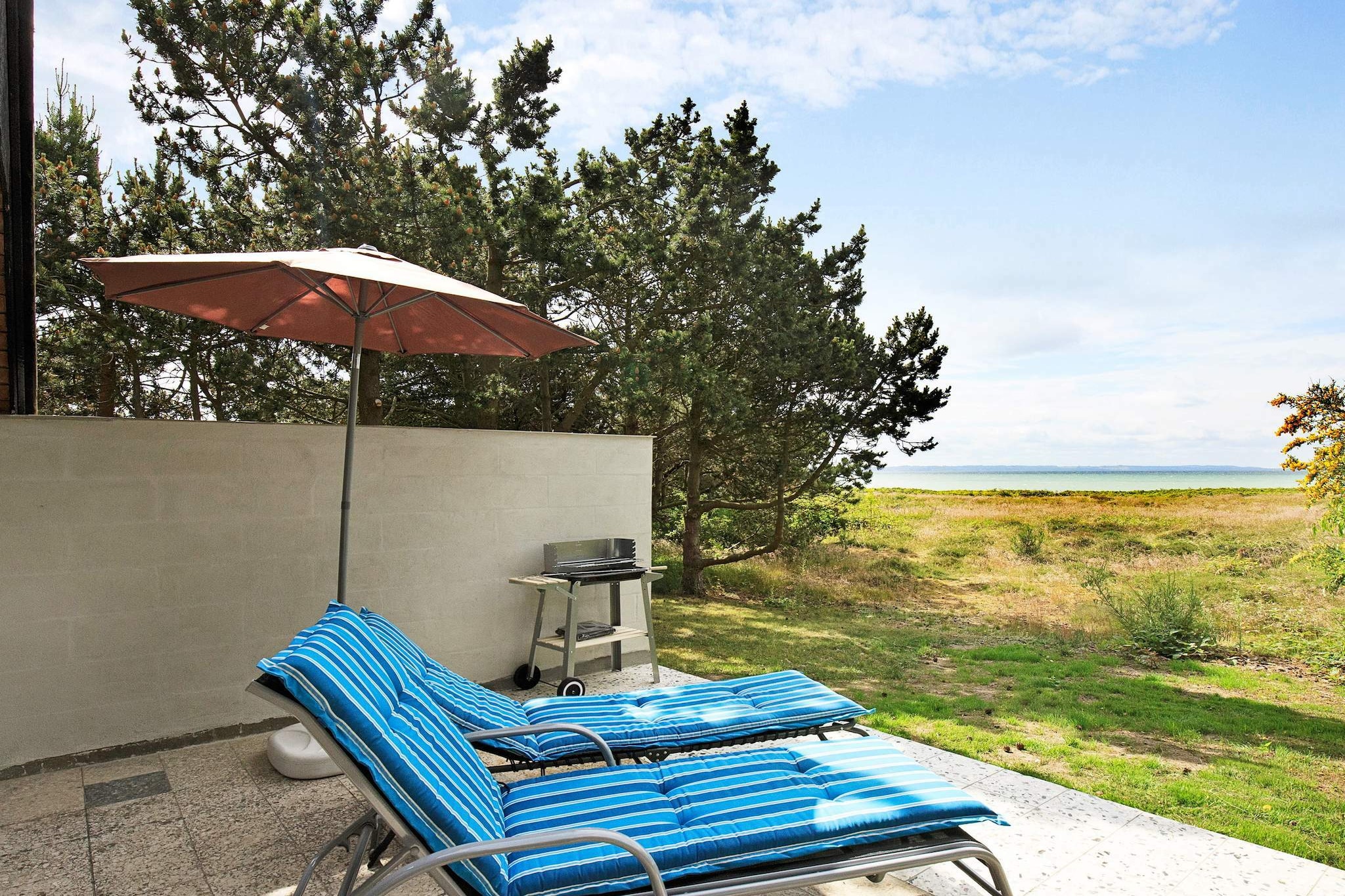 open kitchen(cooker(electric), coffee machine, microwave, dishwasher, fridge(+ freezer)), Living/bed room(23 m2)(TV(cable), radio), bedroom(double bed), bedroom(2x bunk bed), bathroom(bathtub or shower, washbasin, toilet), heating(electric), terrace, garden furniture, BBQ, air to air heatpump