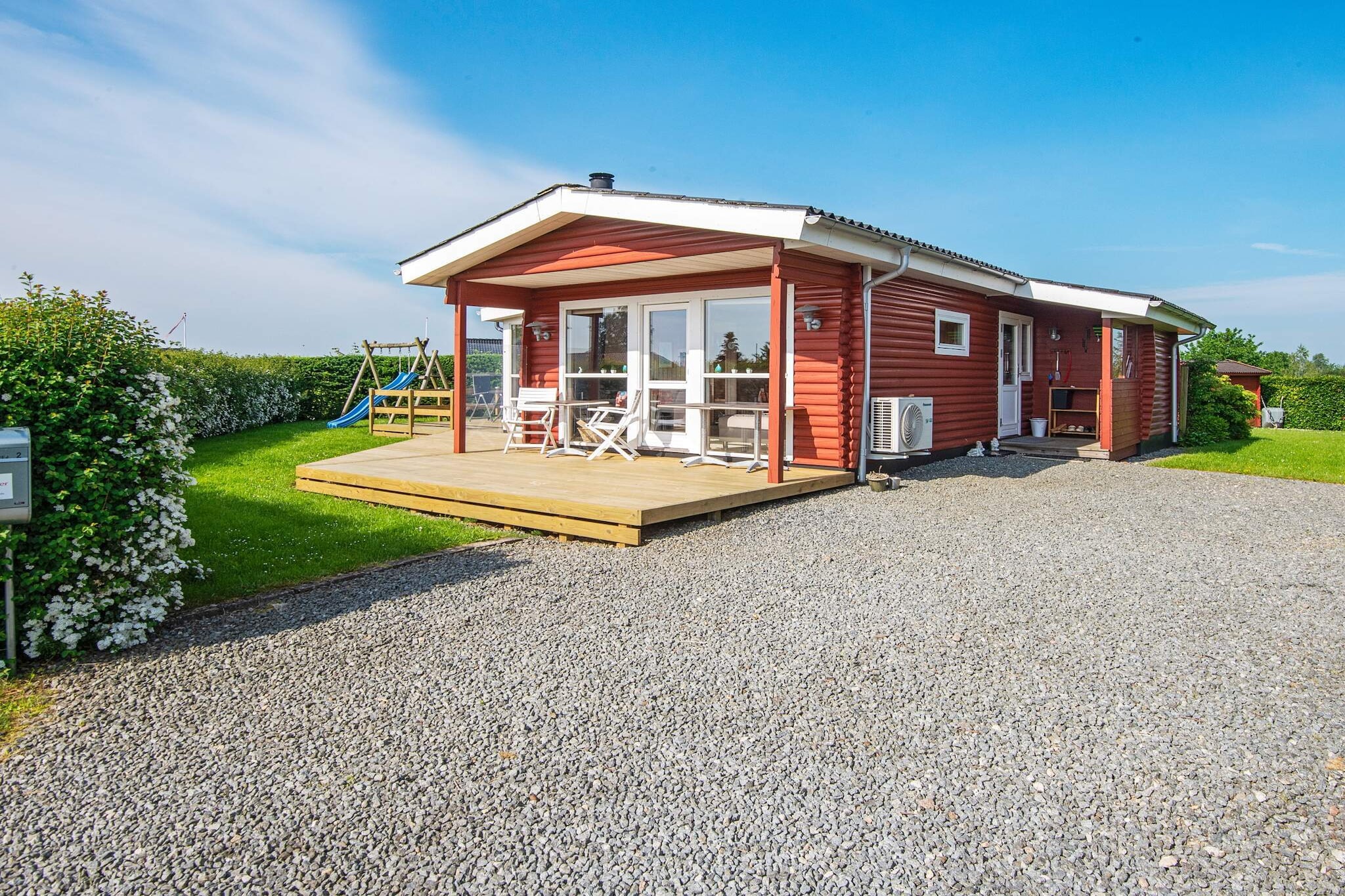Cabane moderne près de la plage