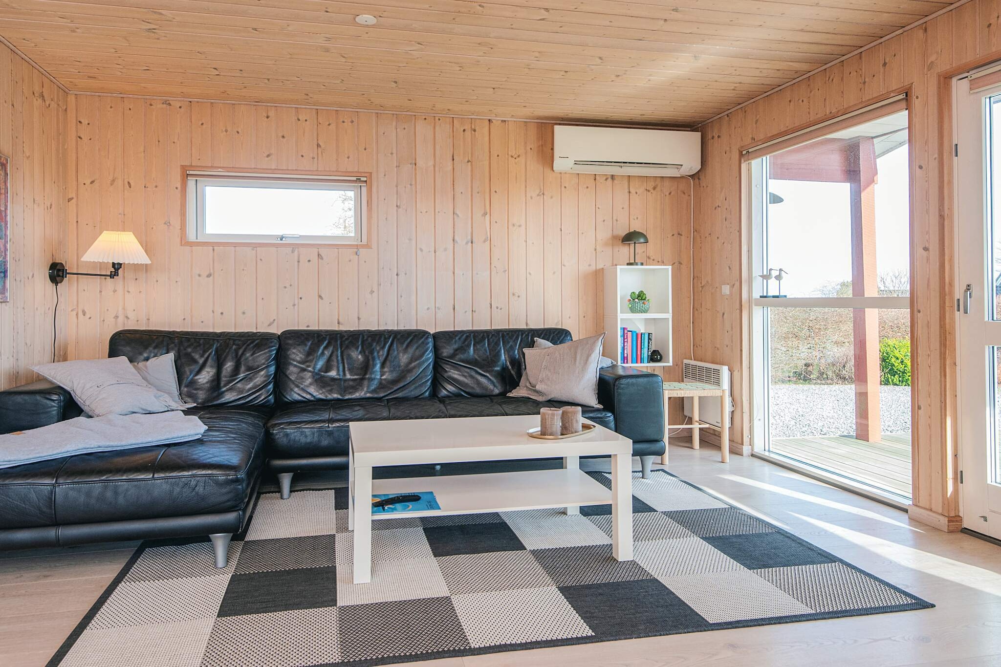 Cabane moderne près de la plage