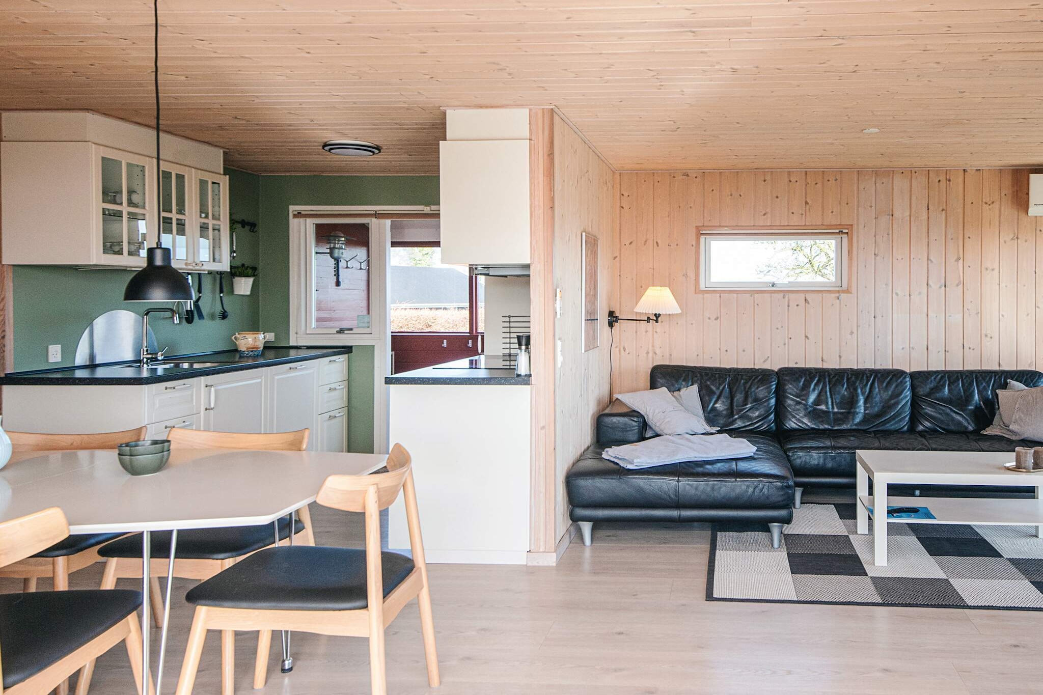 Moderne hut aan het strand