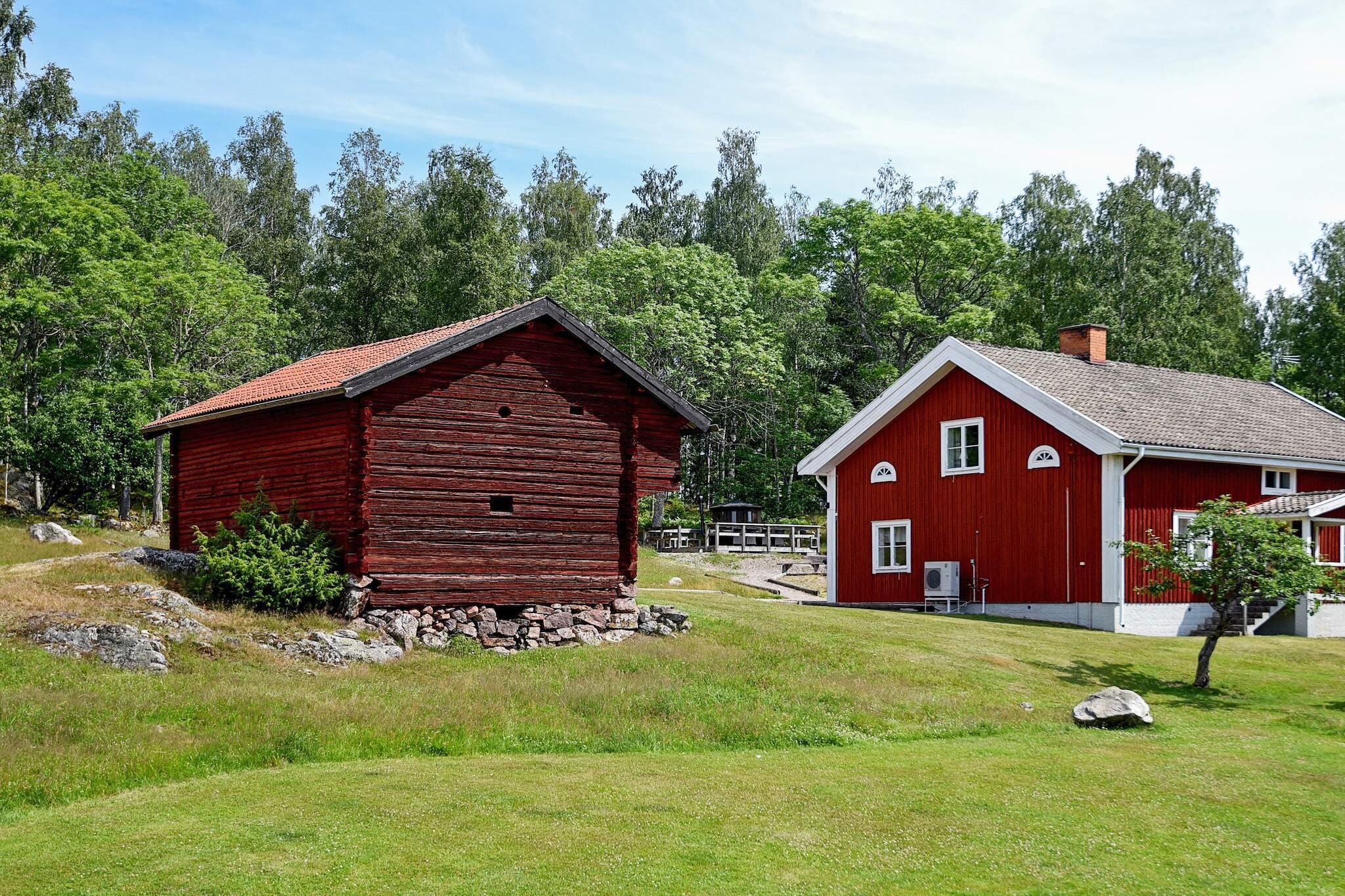 Welcome to a comfortable accommodation in a large, cozy country house in beautiful nature, with an atmosphere and surroundings that took from Astrid Lindgren's Emil in Lönneberga. Yes, you really expect Emil to suddenly look forward behind the carpenter's boa. You have walking distance to three lakes, one of which with precious fish, fishing license required. Very peaceful location with far to neighbors. On the plot there is an open barbecue area with seating for cozy evenings around a campfire. On the hill next door there is a wonderful terrace furnished with tables and chairs with sun all evening with a very charming wood-fired sauna with room for 4-5 people. At the bottom there is a large country kitchen with space for 6 people and a high standard with fridge, freezer, counter and washing machine. There is a separate dining room with large dining room furniture for 12 guests, living room, bedroom with 3 beds and toilet and bath that is newly renovated. The house has central heating and electric / wood boiler in the kitchen. On the upper floor there are 6 bedrooms with two and three beds and a large hall. A rowing boat is included in the rent, it is possible to rent an additional boat. The house is part of the Boo Fideikommiss property, which includes Boo Castle. The property is located just over 40 km southeast of Örebro and covers 15,000 hectares. In addition, about 1,000 ha of water will be added. There are good opportunities for nature experiences, forest walks and fishing. In addition, train and group hunts are arranged at Boo during autumn and winter. There are many fine cultural buildings on the property. In the area there are many hiking trails in scenic surroundings and beautiful nature reserves of various characters. This accommodation is a perfect starting point to discover the beautiful Närkelandskapet by bike and there are several bike paths to choose from. Welcome to a wonderful house in a scenic environment ! Please note: Dogs are not allowed.