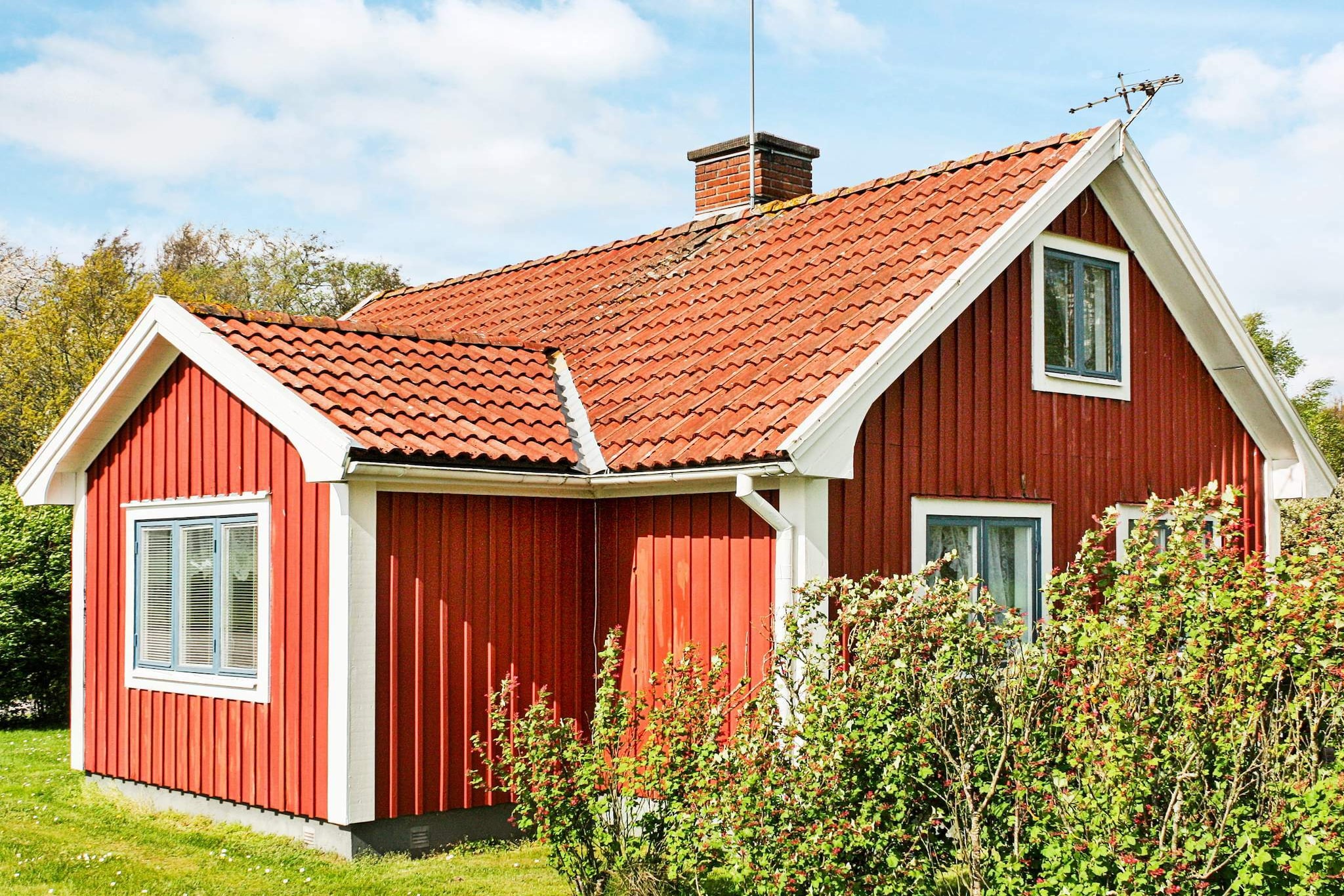 Welcome to a charming holiday home set on the coast of SmÃ¥land! This well-equipped cottage was completely renovated in 2015, and is set on a quiet street without traffic, and yet close to the beach and the town. The interior of the cottage is light and airy, with high ceilings. It is tastefully decorated and features a beautiful open plan kitchen and dining room. The comfortable living room features a sofa suite and a TV with Blu-Ray. Free wireless internet access is included. The bottom floor bathroom features a WC, a washbasin, a shower and a washing machine. On the second floor there are three delightful, tastefully decorated bedrooms. The master bedroom features a double bed and the other two bedrooms have a single bed each. Please be aware that the second floor has sloping ceilings. There's also a second bathroom up here, it contains a WC and a washbasin. The cottage is surrounded by a beautiful garden, all of 1500 square metres! There are shops and a supermarket in the town of SÃ¶derÃ¥kra. The beach is only three kilometres away and features a bathing dock. SÃ¶derÃ¥kra is only 37 kilometres south of Kalmar and Kalmarsund, where you can cross the bridge and visit the charming island of Ã–land. At a farther distance, you will find Vimmerby and Astrid Lindgren's World. Katthult and Bullerbyn, well known from Astrid Lindgren's beloved children's books, are close to Vimmerby. Or why not take a daytrip to Mariannelund and find out how sweets were made in the olden days? The Kingdom of Crystal is another interesting destination. This is where the famous Kosta Boda glass is made. VÃ¤stervik is also well worth a visit, offering shopping, beaches and many events. Please note: The next-door holiday home is no.55678 and can also be rented. Perfect for two families visiting together