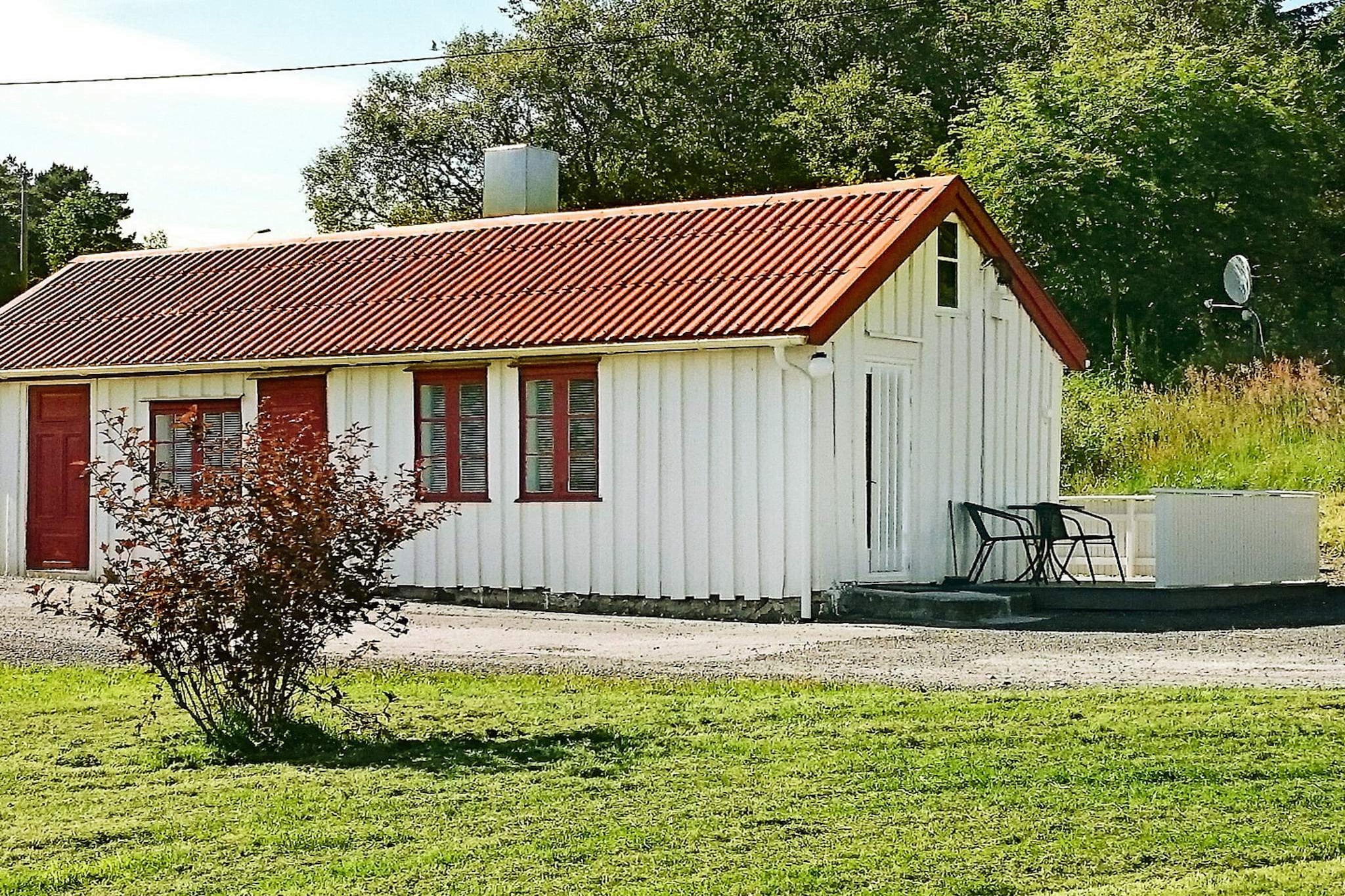 A charming, small holiday home, completely renovated in 2014, with space for 4 people. You can almost feel the history of the house, which today appears as a modern house on 30 m². 19 m² open terrace with outdoor furniture and a barbecue grill. Curtain in stead of door to the bedroom. Well equipped kitchen, fridge/freezer with 25 litre freezing capacity.  A lovely view of the fjord 150 metres away. Excellent fishing conditions in the fjord, protected by the Atlantic Ocean Road and the islands surrounding it. A covered fish cleaning table with lights, running water and a 200 litre freezer can be found 40 metres away. Go fishing for trout and salmon in the river of Hustadelva, 14 km away. Or for trout in the lake of Skottevatnet, 6 km away. You can go swimming in the fjord. The Atlantic Ocean Road is 3 km away, Kristiansund 37 km, Molde 48 km. The property owner has boats available for rent, please check the booking page for information on what boats he offers.