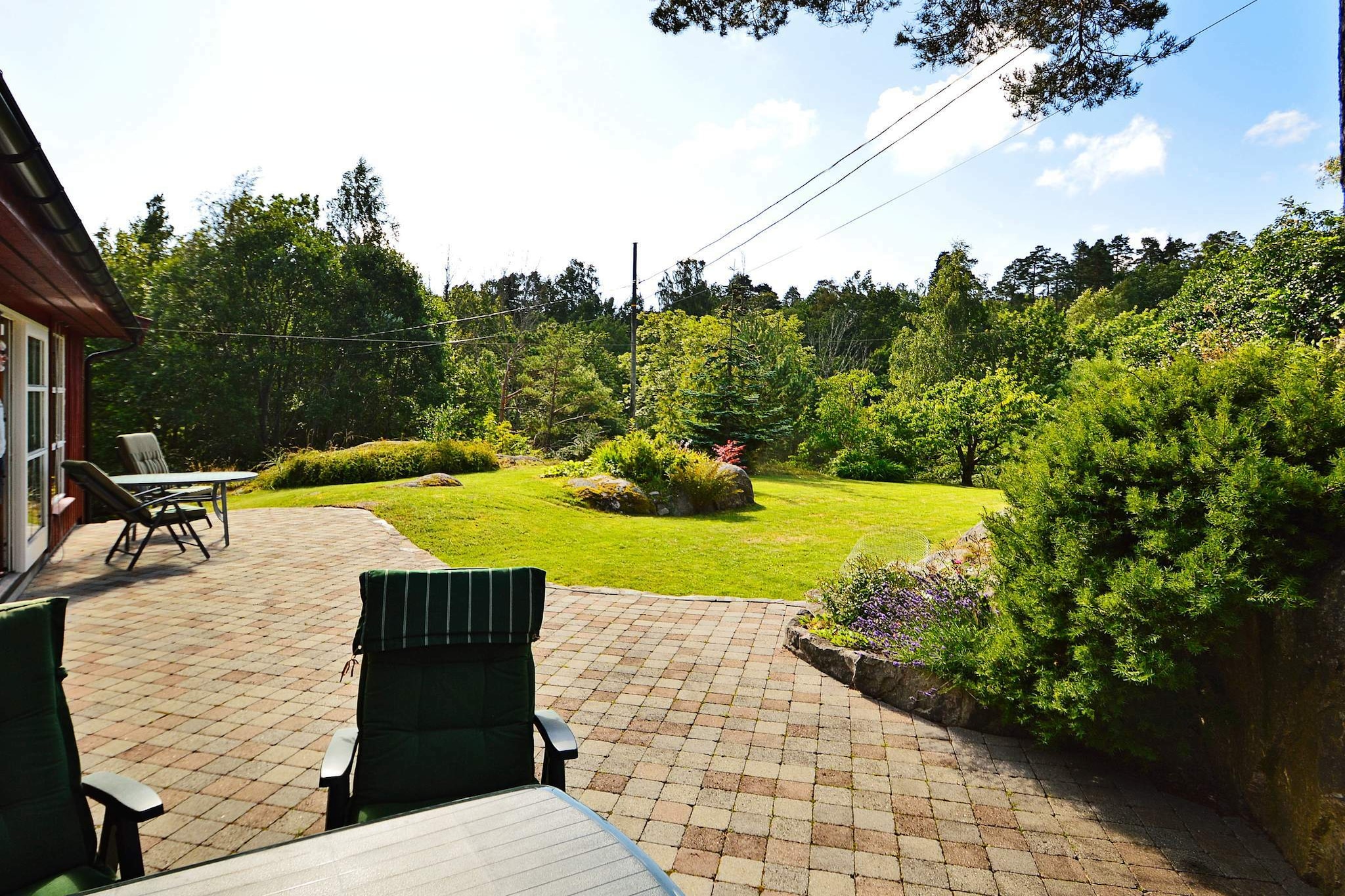 Holiday house idyllically located by the coast between Arendal and Tvedestrand. There is a dock and a beach by the house. The house is spacious and fits two families or a big group of friends travelling together. The garden is sheltered and you can relax and enjoy a meal in the yard. Rent a rowing boat if you want to go fishing directly below the house. "Dyreparken" (the zoo), IKEA and Sørlandssenteret (shopping mall) are all 50 minutes from the house.