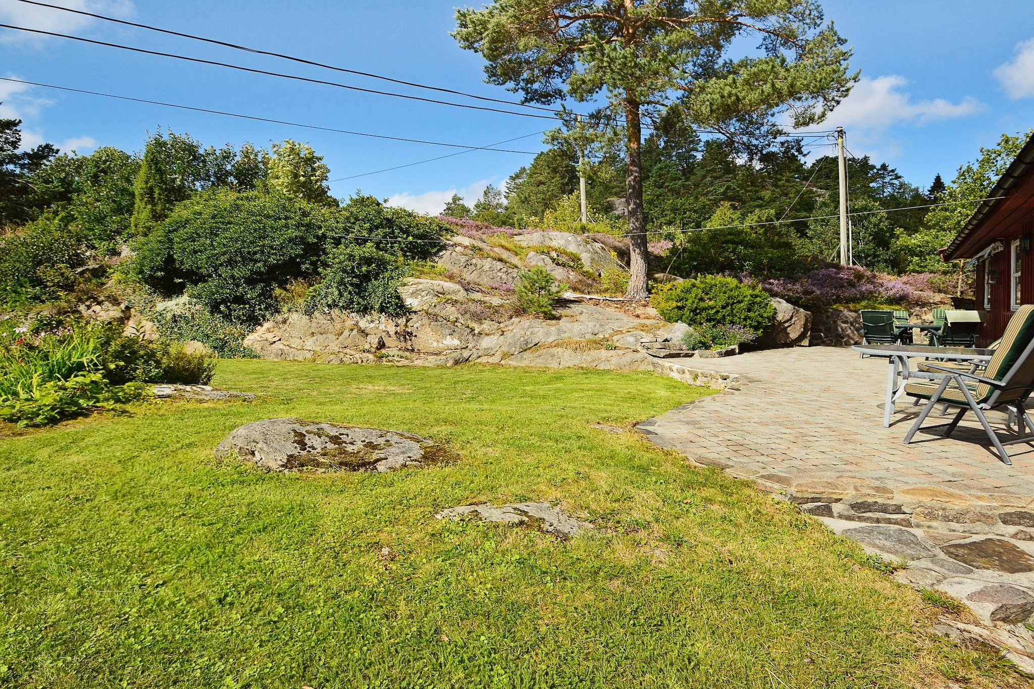 Kitchen(16 m2)(cooker(electric), hood, coffee machine(filter), dishwasher, fridge, freezer(1-59L), tumble dryer, washing machine, high chair), Living/bed room(50 m2)(TV(satellite, norvegian TV channels )), bedroom(double bed, cot), bedroom(2x single bed), bedroom(double bed), bedroom(4x bunk bed), bathroom(floor heating)(bath tub, washbasin, shower, toilet), bathroom(floor heating)(bathtub or shower, washbasin, toilet), heating(electric), terrace(25 m2), garden, garden furniture, BBQ