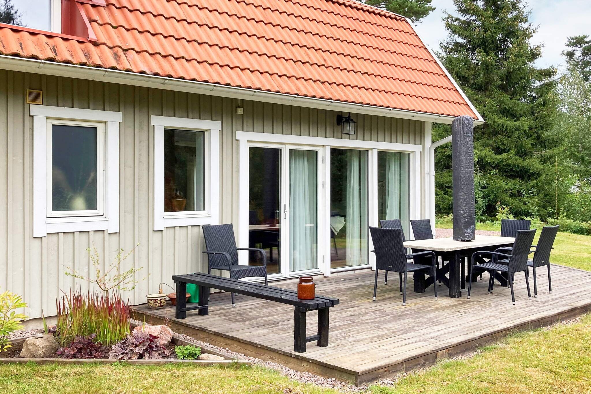 Very nice and well-planned house just south of TranÃ¥s built in 2013 with only 500 m to lake Sommen. If you walk a short distance to about 1.5 km you will find nice bathing cliffs with beautiful views out to the lake with its many islands. Beautiful surroundings, quiet and nice to have a nice holiday. Welcoming covered entrance porch. The lower floor contains a large, lovely kitchen and family room in an open plan. Modern kitchen with kitchen island and substantial dining area, there are all the facilities you need. The family room part with a nice furniture group. The room also has an open roof up to the ridge, which gives a lovely spaciousness. Large windows with two exits to the large balcony which is on two sides of the house. On the lower floor there is a bedroom with a double bed, WC and fully tiled shower area in top class. Large well-planned entrance hall with washing machine. The beautiful curved staircase leads up to another family room on the upper floor and two bedrooms, one with a double bed and the other with a single bed. The whole house has underfloor heating and is very tastefully built and decorated and has free Wifi, TV screen with Chromecast. On the large balcony that runs on two sides of the house, there is outdoor furniture and a ball grill. Surely the perfect place for sunny and lazy days. Around the house there are large, nice lawns for hanging out and playing. It is about 500 m down to the large lake Sommen, and here only a dip at the natural beach is suitable. About 5 km from the house there is a municipal bathing beach with a sandy beach and jetties that are best suited for the younger ones. If you want to rent a boat, there is an option out at TorpÃ¶n (approx. 10 km). Try your luck at fishing or just take a relaxing rowing trip in the beautiful lake. Weekly fishing licenses are bought in the resort. Out here on TorpÃ¶n there is also a summer shop, restaurant, nature reserve and several hiking trails. As a day trip, perhaps a car trip around the lake with many picturesque small villages and many sights is suitable. From TranÃ¥s you can book a trip with a real steamboat around the lake. Great experience and a lot of feeling. For shopping, restaurant visits and many attractions, there are several nice towns around, such as TranÃ¥s, GrÃ¤nna (by Lake VÃ¤ttern), NÃ¤ssjÃ¶ and EksjÃ¶. For the younger ones, a day trip to both KolmÃ¥rden Zoo (approx. 1.5 hours by car) or Astrid Lindgren's World in Vimmerby (approx. 1 hour by car) is suitable. Welcome