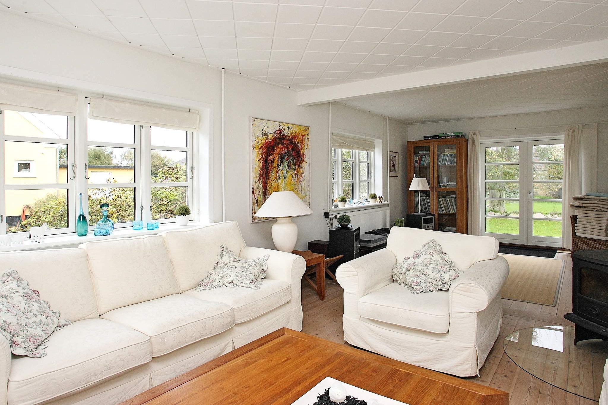 open kitchen(cooker(4 ring stoves, gas), hood, coffee machine, microwave, dishwasher, fridge, washing machine), Living/bed room(radio), bedroom(double bed), bedroom(single folding bed, double bed), bathroom(floor heating)(bathtub or shower, washbasin, hip bath, toilet), Bubble bath(indoor, heated, 3 persons), terrace, garden, BBQ, geothermal energy