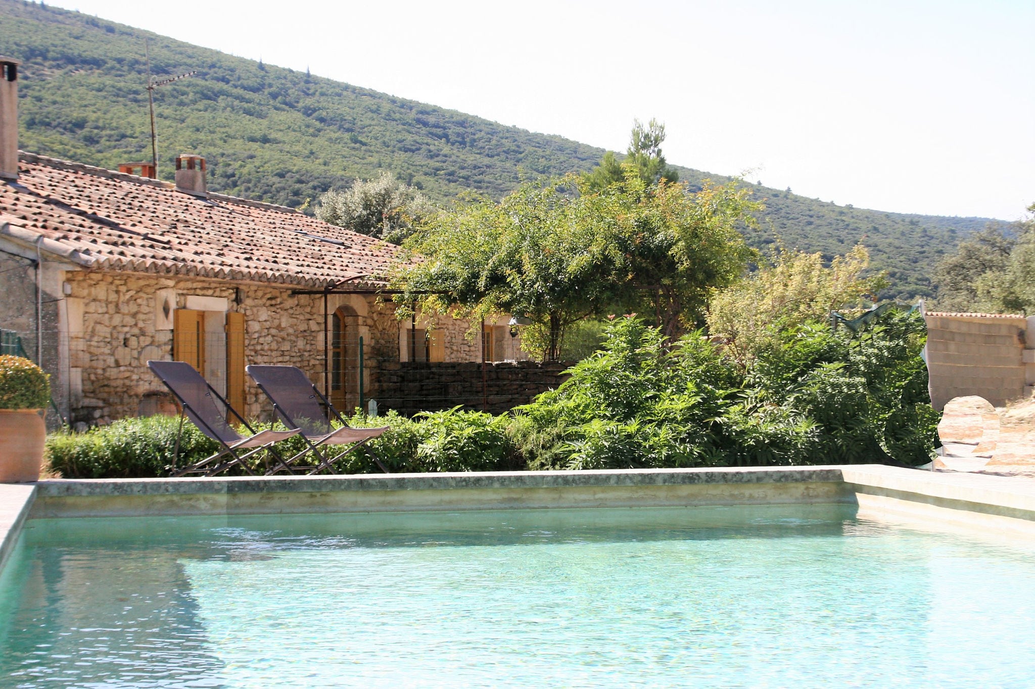 Stylish Holiday Home in Lacoste with Swimming Pool and airco