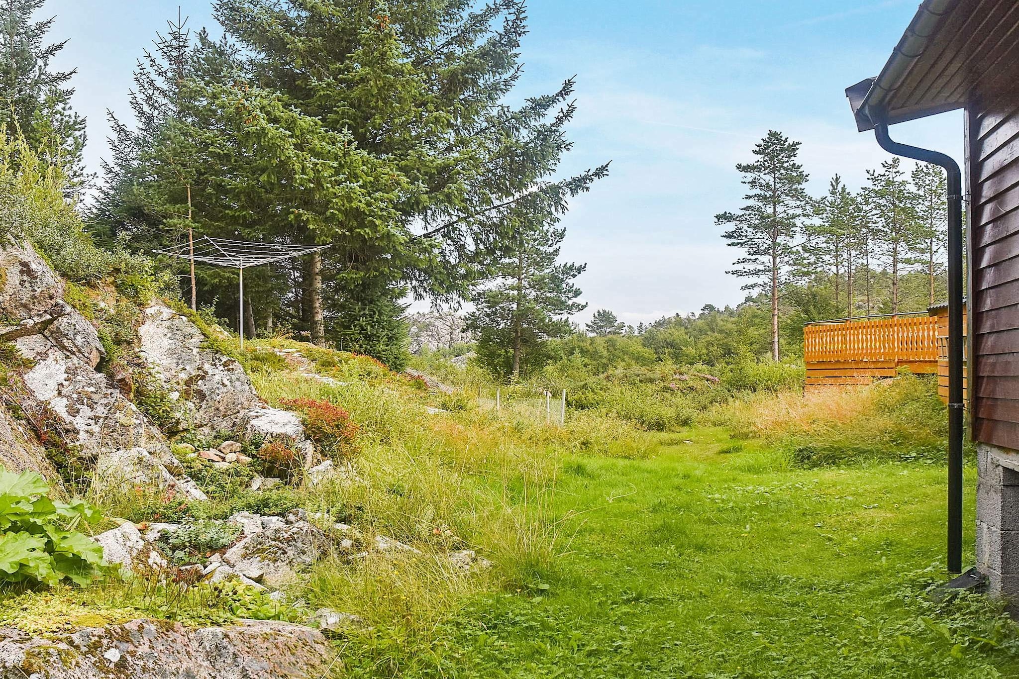 Internet Access DSL, open kitchen(cooker(electric), hood, coffee machine(filter), microwave, dishwasher, fridge, freezer(> 250L), washing machine, high chair), Living/bed room(30 m2)(TV(satellite, german television channels), CD player, stereo unit), Living/bed room(29 m2), bedroom(2x single bed), bedroom(2x single bed), bedroom(2x single bed), bedroom(2x single bed), bathroom(floor heating)(Steam bath, bathtub or shower, washbasin, toilet), bathroom(floor heating)(bathtub or shower, washbasin, toilet), garage, sauna(indoor, heated), balcony, heating(electric), garden furniture, BBQ, parking