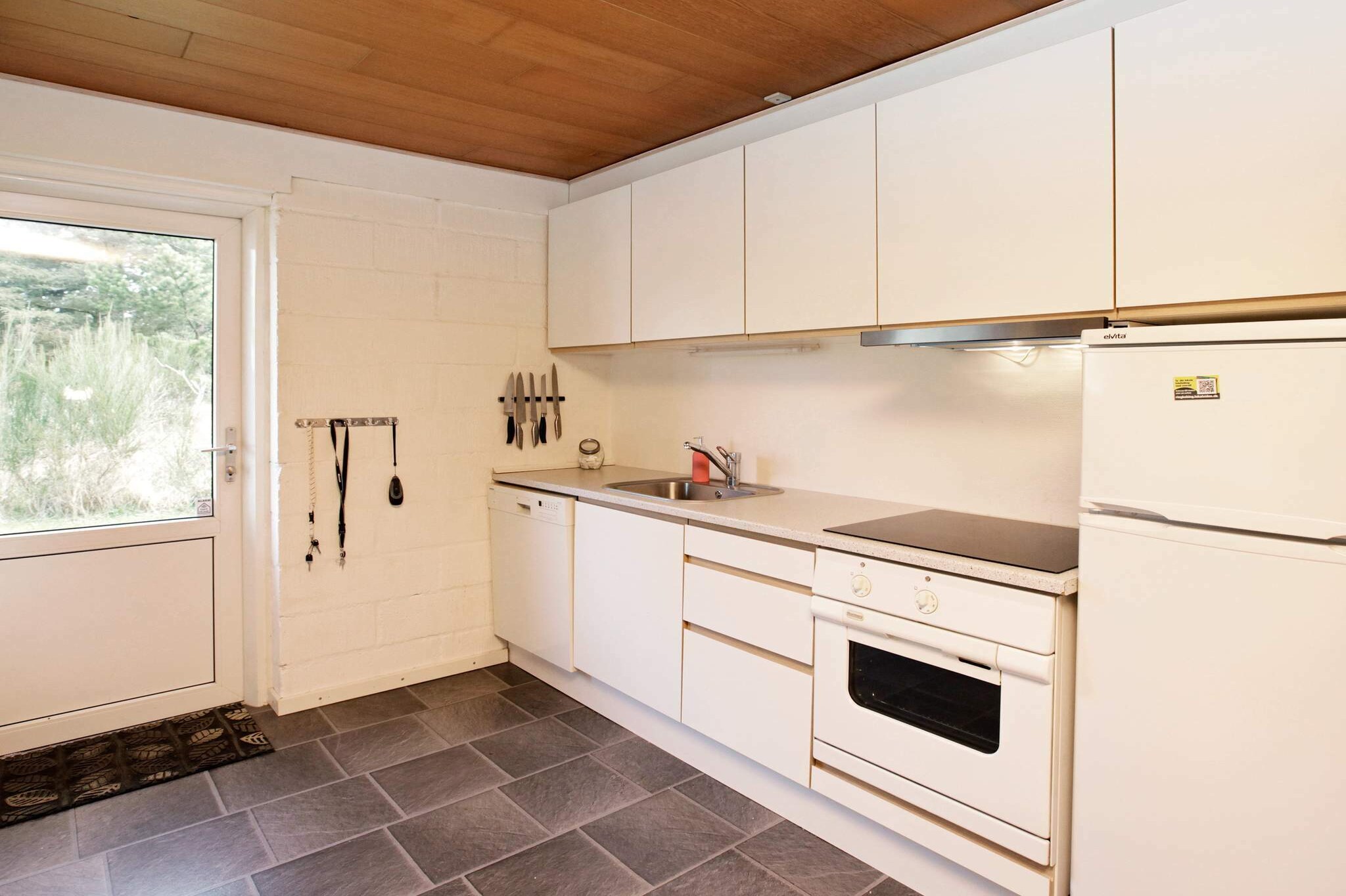 open kitchen(cooker(electric), hood, coffee machine, dishwasher, fridge(+ freezer), washing machine), Living/bed room(TV(satellite, german television channels), DVD player, radio, CD player, stereo unit, chromecast), bedroom(double bed), bedroom(double bed), bedroom(double bed), bathroom(bathtub or shower, washbasin, toilet), heating(electric), terrace, terrace(roofed), air to air heatpump