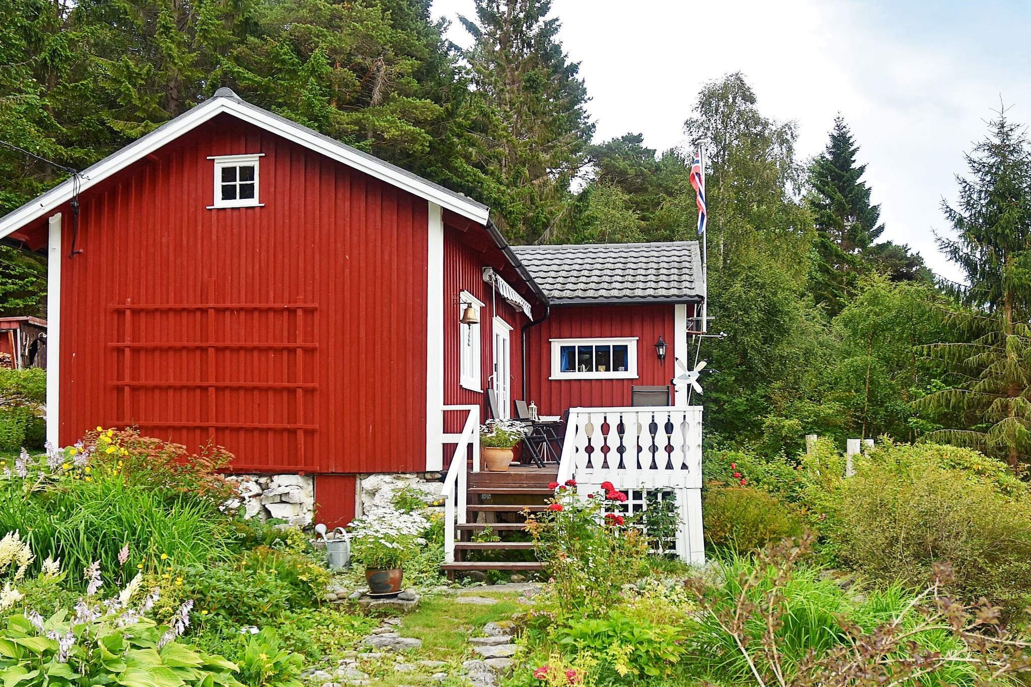 Kitchen(cooker(electric), coffee machine(filter), microwave, dishwasher, fridge, freezer(140-199L), washing machine(shared with other guests)), Living/bed room(30 m2)(TV(satellite, german television channels, norvegian TV channels )), bedroom(2x bunk bed), bedroom(double bed, bunk bed), bathroom(washbasin, toilet(electrish)), bathroom(washbasin, shower(reachable from the outside)), heating(electric), terrace(13 m2), garden furniture, BBQ, parking