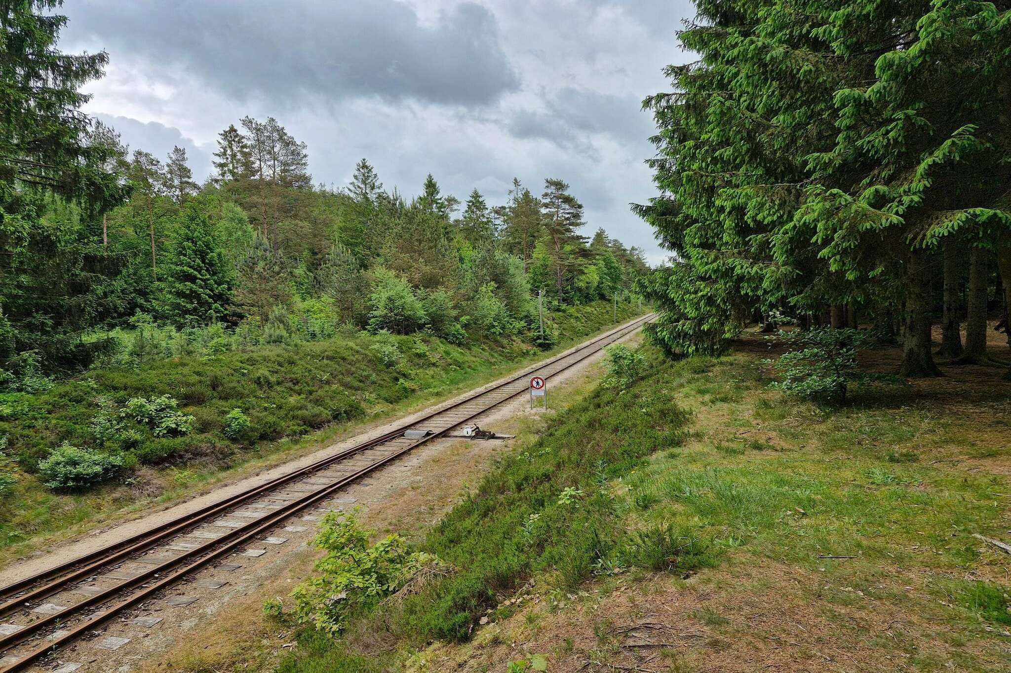 This idyllic holiday cottage is located in a peaceful scenery outside of Bryrup. The house is cosy and appealing to people wanting to get close to nature. The house is located in the middle of the forest and you can be completely undisturbed here. Suitable for couples or families with two or less children. Both double beds are 120 cm wide. From the kitchen you can access the covered terrace.A refundable deposit might be charged closer to your check-in date. The security deposit ensures a smooth stay and covers any additional services or consumption charges.This deposit covers utilities consumed during your stay and any additional services that may be taken.The final amount will be adjusted based on actual meter readings, actual usage of extra services, and any remaining balance will be refunded within 21 days after checkout.This deposit simply acts as a prepayment for charges that you would anyways pay for, ensuring a seamless stay and check-out experience.