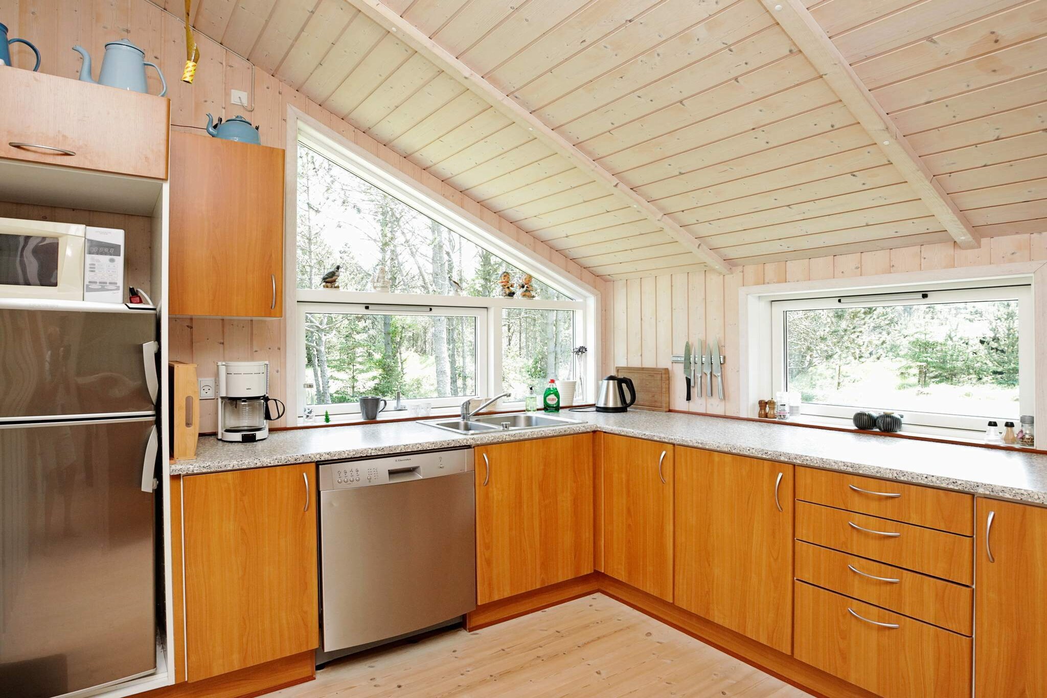 open kitchen(cooker(electric), hood, coffee machine, microwave, dishwasher, fridge-freezer, tumble dryer, washing machine), Living/bed room(TV(satellite, german television channels, danish TV channels (DR1 and TV2)), DVD player, radio, CD player, stereo unit, high chair), bedroom(double bed, children\'s bed), bedroom(double bed), bedroom(4x bunk bed), bathroom(floor heating)(bathtub or shower, washbasin, toilet), bathroom(floor heating)(washbasin, toilet), Bubble bath(indoor, 2 persons), sauna(indoor, heated, 2 persons), heating(electric), terrace, terrace(roofed), BBQ, play equipment, air to air heatpump