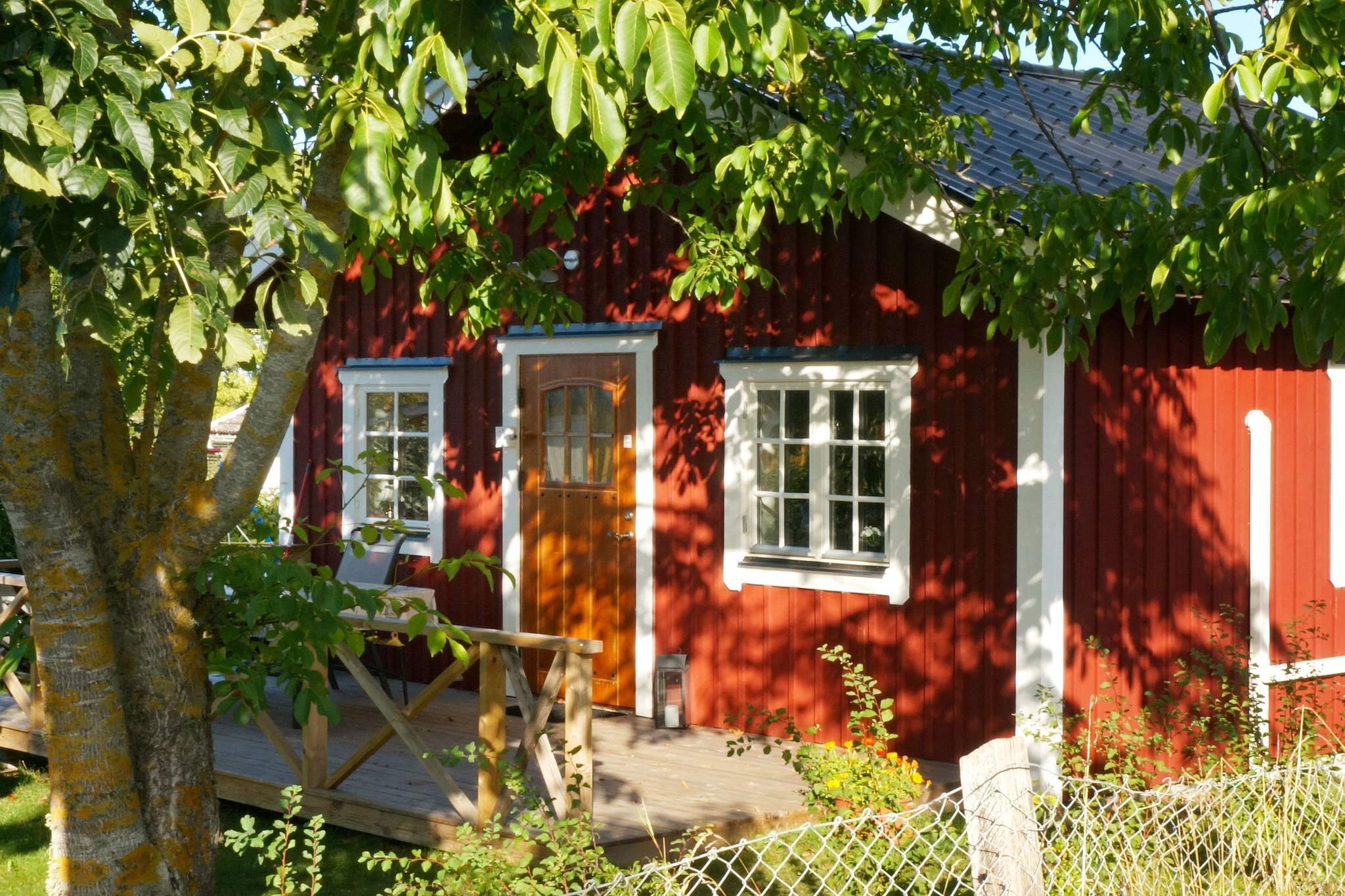 Welcome to this newly-built holiday home situated south of Borgholm, on beautiful Ã–land! In this delightful cottage you will be only 2 kilometres from the sea and 20 minutes walk from the lovely town of Borgholm. The cottage is set on the same plot of land as the owner's home . It has an open-plan kitchen and living room that opens onto the terrace. The cottage has air conditioner all year around and also underfloor heating in the bathroom. The living room is equipped with a bunk bed and a sofa bed. A steep set of stairs will take you up to the mezzanine where there's a mattress with a width of 140 centimetres. The bathroom has a WC, a washbasin, a shower, and a washing machine. Please note that the cabin is not rented out to youth groups. Ã–land has plenty of lovely bicycle trails which makes it easy to go places by bike. The nature here is stunning and there's a number of lovely beaches to choose from.  If you enjoy golfing, Ekerum is nearby, offering one of Sweden's largest golf courses. Families will enjoy the zoo and the amusement park by the bridge, Ã–landsbron. KÃ¶pingsvik is another nice place to visit. Or why not take a boat trip over to the mainland and explore SmÃ¥land? Welcome to this lovely holiday home set on beautiful Ã–land!