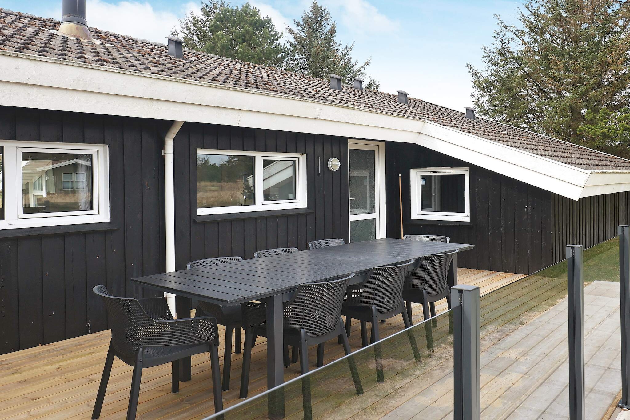 Spacious pool cottage located on beautiful natural grounds close to the cozy town of Tversted, where there are good shopping opportunities. In the indoor swimming pool with whirlpool there is the opportunity for play and cozy togetherness. In connection with the pool area there is a bathroom with access to the sauna. The house is well furnished with open kitchen in conjunction with dining area. The kitchen is extremely well equipped with i.a. microwave and dishwasher. Living room with i.a. TV, wood stove and views of both the pool area, the whirlpool and the beautiful nature. There are four spacious bedrooms with good beds and plenty of closet space and a cozy loft. The interior of the house makes it particularly suitable for two families. There is a heat pump, which ensures minimal energy costs, as it heats both the living space and the water in the pool. There are 2 terraces that allow you to enjoy the sun for morning coffee on the east-facing terrace, while the southwest-facing terrace offers a nice barbecue evening.