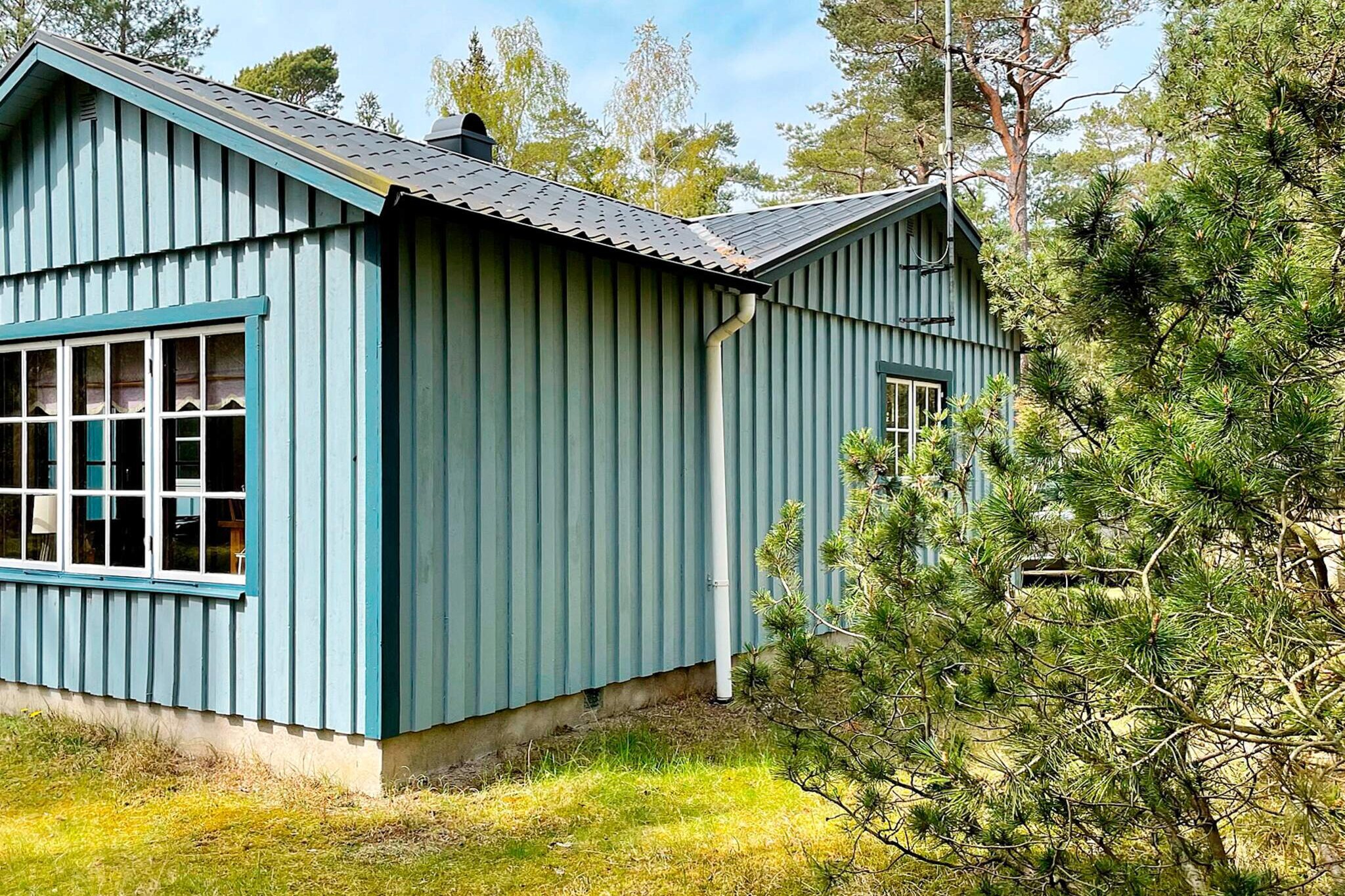 Kitchen(9 m2)(cooker(electric), hood, coffee machine, microwave, freezer(60-99L), fridge-freezer, high chair), Living/bed room(35 m2)(TV(swedish TV channels), fireplace, radio), bedroom(19 m2)(2x single bed), bedroom(8 m2)(2x single bed), bathroom(washbasin, shower, toilet), freezer(1-59L), heating(electric), terrace(24 m2)(garden furniture, BBQ)