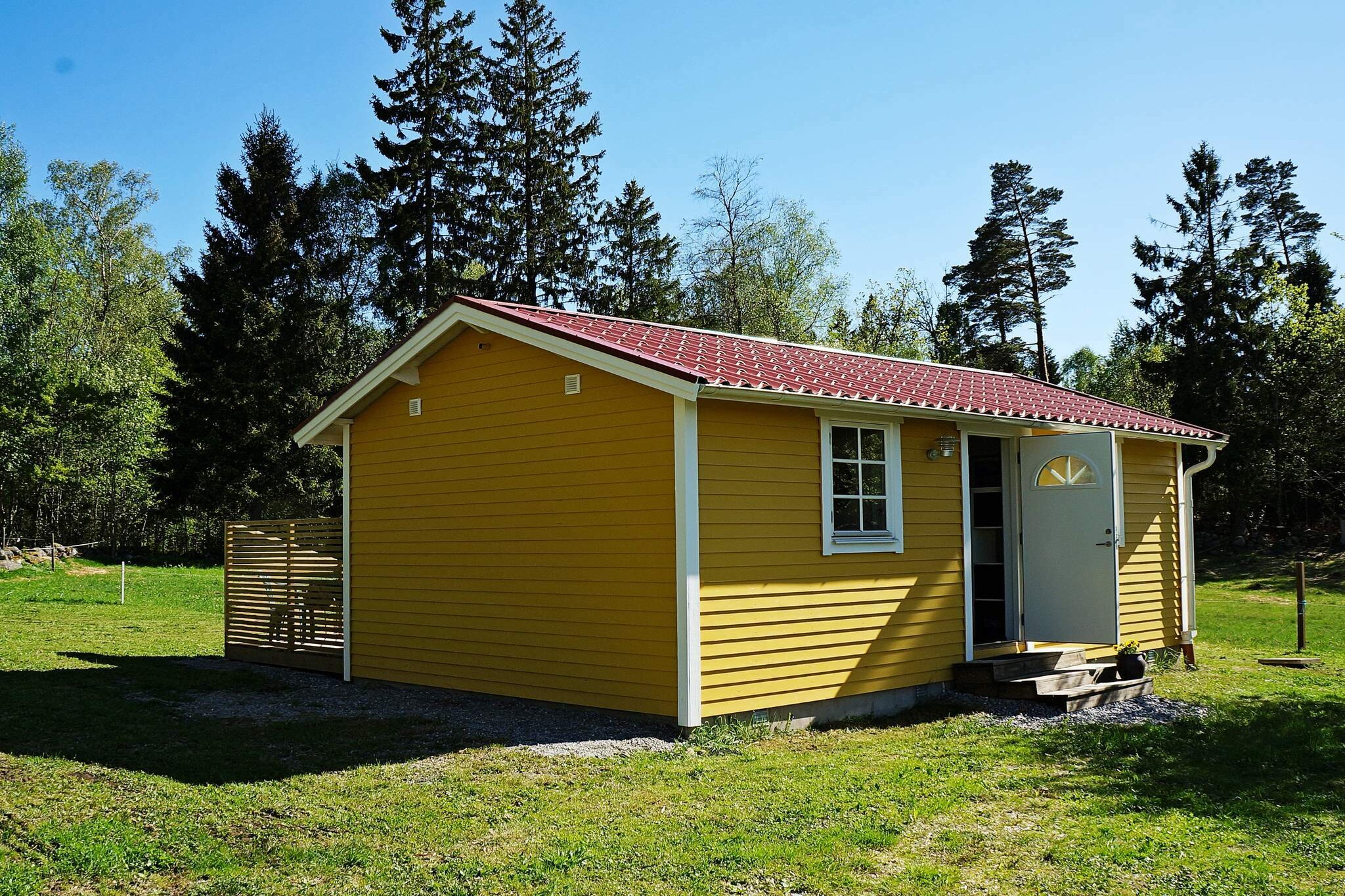 Charming house from 2012 on a countryside location next to the ocean on south-east Orust Island. This holiday home is secluded from insight and sits on a small horse farm. It is perfect for 2 people who wishes to stay in a peaceful and serene area. The house has a lovely terrace and a simple pantry. Shops and service points are close by inside Svanesund, 3,5 km away, and there's plenty of great beaches within reach. A lot of hiking trails and activities to choose from: kayaking, diving, fishing, golf, or simply enjoying the serenity and the scenic nature.