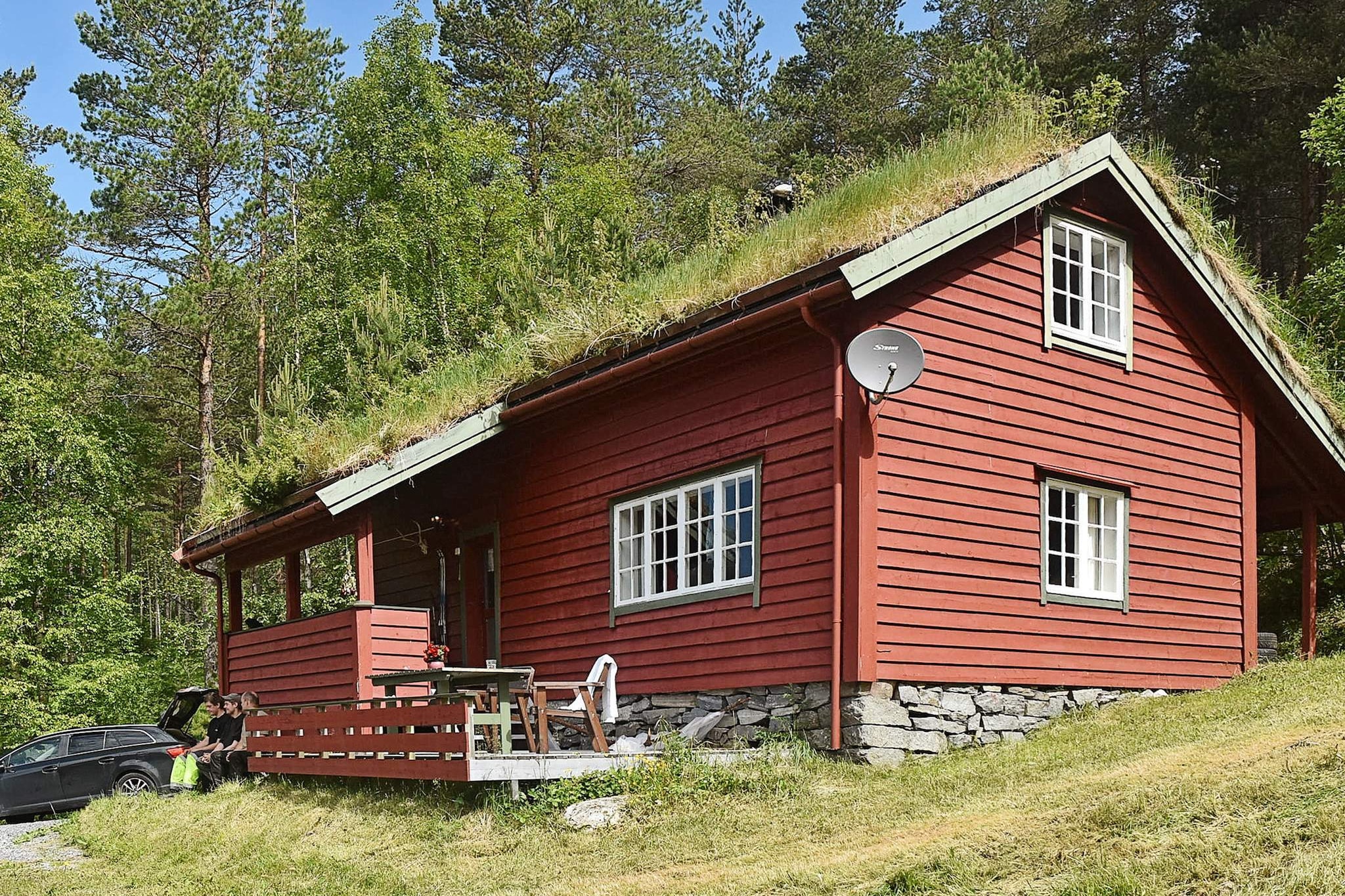 A lovely holiday cottage with a bath barrel and panoramic view of a lake and the mountains surrounding it. Bjørkedalen is great for mountain hikes and has a large lake for trout fishing. The is a sofa corner, fireplace and large dining table where you can gather around for a tasty meal with good friends and family. The kitchen is bright and charming.The bathroom is also a laundry room. TV with satellite dish with International channels. Outside there is a 10 m² covered terrace and a 16 m² open terrace. By the lake (60 metres) there is a covered place for barbecuing. You can catch char, trout and salmon in the lake. You can also tie up the boat here. Either a 10 ft boat without motor or a 15 ft boat with 5 hp motor. The boat is included in the price. On the camping grounds 1 km away, you can access a 100 litre freezer and cold-smoker for fish. There is a playground with football goals and a trampoline. In the river you can catch trout and salmon. Fish cleaning table by the river.