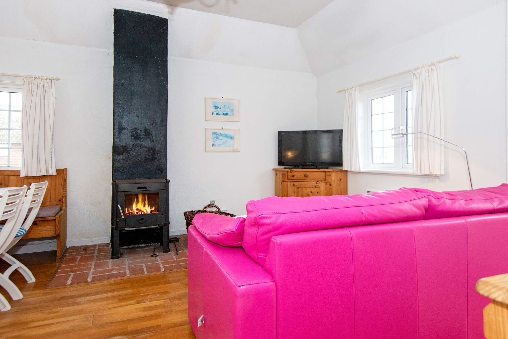 open kitchen(cooker(electric), coffee machine, fridge), Living/bed room(TV(cable, german television channels, danish TV channels (DR1 and TV2))), bedroom(double bed), bathroom(bathtub or shower, washbasin, toilet), heating(electric), terrace