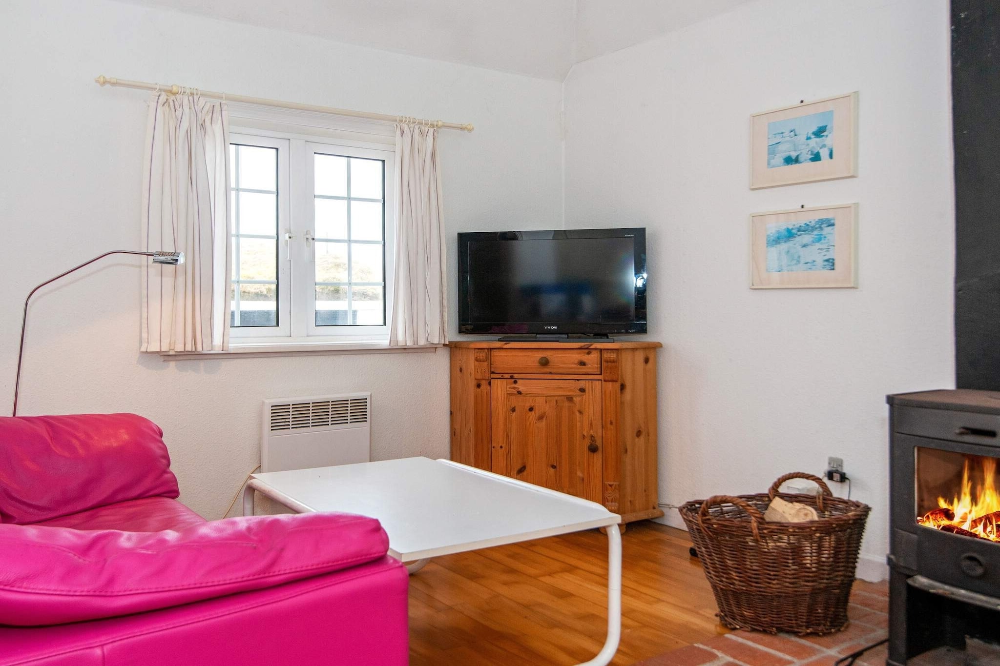 open kitchen(cooker(electric), coffee machine, fridge), Living/bed room(TV(cable, german television channels, danish TV channels (DR1 and TV2))), bedroom(double bed), bathroom(bathtub or shower, washbasin, toilet), heating(electric), terrace