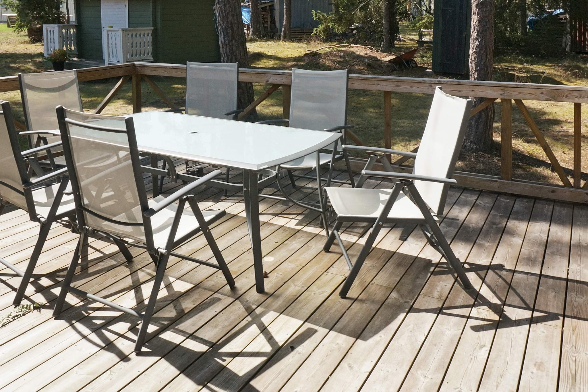 Welcome to a nice house near the sea in beautiful Oknö where you can enjoy wonderful walks along the sea and a refreshing swim at one of Oknö's many fine beaches. Here you have three balconies in different climates where you can enjoy. Fire up the grill on a warm summer evening to enjoy a delicious dinner with something good in the glass. The house has an open floor plan, with a large living room where you have a kitchen, dining area and living room in front of the TV. There is a pellet stove here that can be fired with your own pellets (not firewood). There is both Playstation and table football which can be fun for the whole family. You have three bedrooms, one with a comfortable double bed, the other two with two single beds each. Out in the small annex at the back of the house are two more single beds (there is no heating here). The house has a large and delicious bathroom with shower, washing machine and tumble dryer. There is also a guest toilet with WC and sink. You have only 200m to the sea and a fine sandy beach. As Oknö is an island, there are also several good swimming beaches in different directions from the house. Oknö is a holiday idyll and here there is a lot to do and mini golf, tennis courts. At the campsite, there is a restaurant, playground, bike/scooter rental, sauna, gym and a small kiosk/shop. You also have a jumping tower and a restaurant at the Vass Oknö pub. In Mönsterås there is a slightly larger selection of restaurants, shops, a golf course and a popular water palace. Welcome to a really lovely holiday stay in this nice house with wonderful surroundings near the sea.