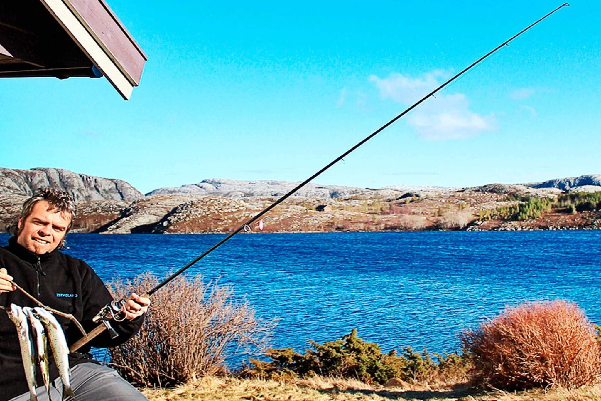 Spend your holiday right next to a fishing lake! Only 10 metres from the holiday house, you can fish freely (with the fishing license you need to obtain) for trout and salmon. The house is large and eventful, with hiking opportunities in the surrounding area and 7 km to marked hiking trails. One of the beds in one of the bedrooms is 120 cm wide. A 15-foot boat for rent for fishing on the trout lake Laugen, the fishing lake/freshwater 10 m from the holiday home. This boat can only be used in freshwater. Gryteelva with salmon and trout, 15 km away. 3.6 km to KvenvÃ¦r and a marina where you can rent a 17-foot KaasbÃ¸ll aluminum boat with a 60 HP 4-stroke Suzuki engine, 4 rod holders and GPS/sounder, for sea fishing, pre-order in good time. For the 2025 season we also have a 21 foot KvernÃ¸ 630 with 115 HP Yamaha, Garmin chartplotter 92sv, echo sounder and GPS. More boats can be rented on request at the same time as booking the holiday home. Life jackets included. Own filleting area with roof, water and lights near the holiday home. Hitra has a lot of deer, stags and other wild animals that you can see in nature. Take a car trip to FrÃ¸ya with the historically famous fishing village of Titran, or take the car ferry to the lively fishing village of Sula out in the sea. On the ferry trip you can make several stops, such as the island kingdom of Mausund. An experience you don't want to miss! The owner of the holiday home offers online payment for extra services etc.