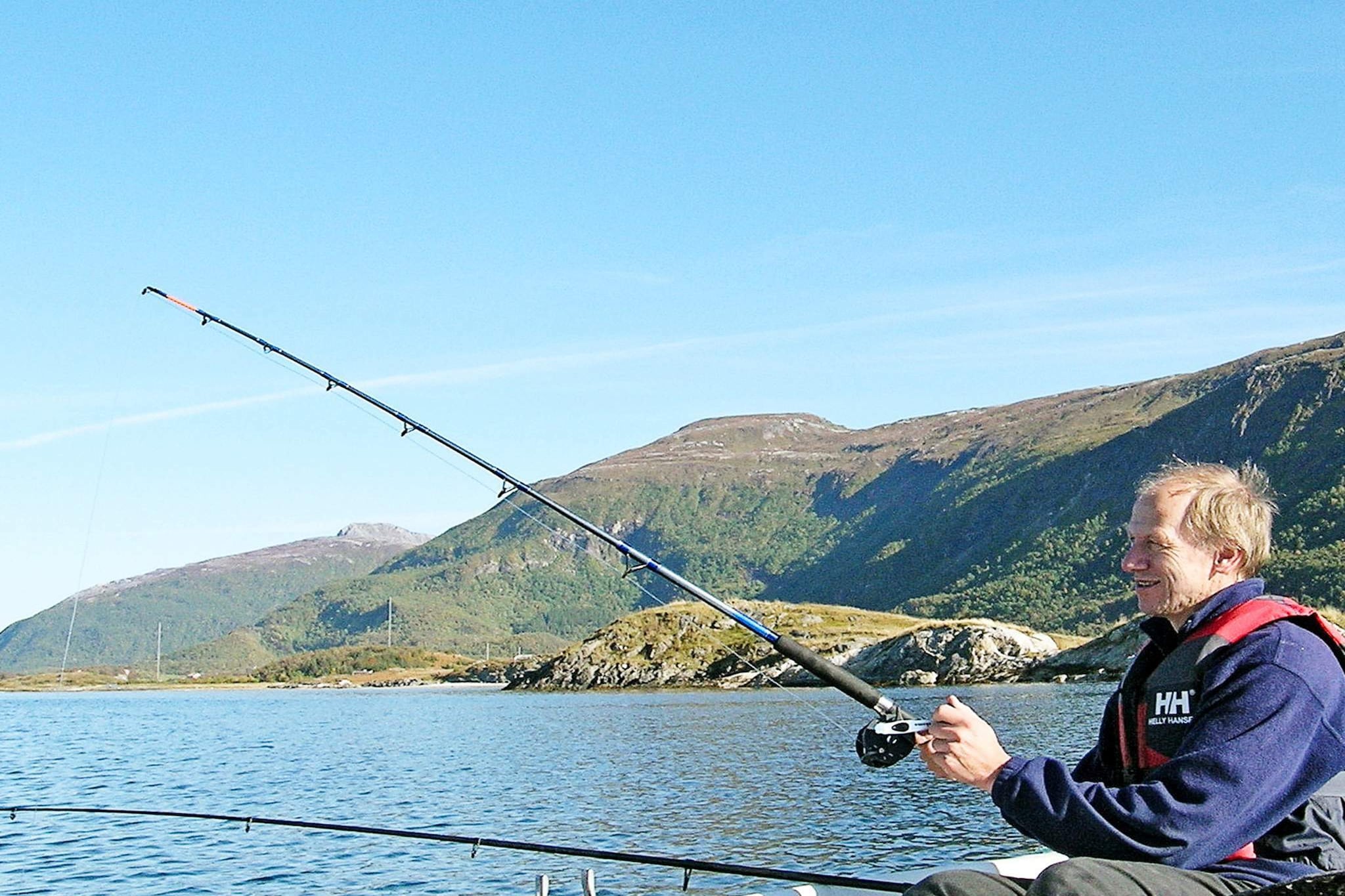Would you like a holiday home with plenty of opportunities for fjord fishing? Then this is a good choice. The cozy holiday house, which was originally a farmhouse on a former small farm, is older and restored. Located in the small village of Holand by Gullesfjorden. From the house there is a great view of the fjord landscape. Satellite TV with many international channels including several German ones. 100 m to the fjord, which is rich in fish all year round. In addition to the usual sea fish, there are also salmon and sea trout here, which provide good opportunities for fishing. Boat for rent: 18-foot Rana open boat with steering console and 50 hp outboard motor. The boat is moored at the floating jetty in the marina 2.5 km from the house. Next to the house is an outbuilding with indoor bench for preparing fish with running water and light as well as room for storage of fishing equipment. THE BOAT IS AVAILABLE IN THE PERIOD 1.4-1.11. Several lakes in the area that are rich in fish. The house is a good starting point for day trips by car to Lofoten and Vesterålen. In the fishing village of Andenes in the far north of Vesterålen, you can take boats out to sea where you can experience the big whales up close. Car ferry runs in summer from Andenes to Gryllefjord on Senja and is a great round trip by car by following the inland road back to Holand.