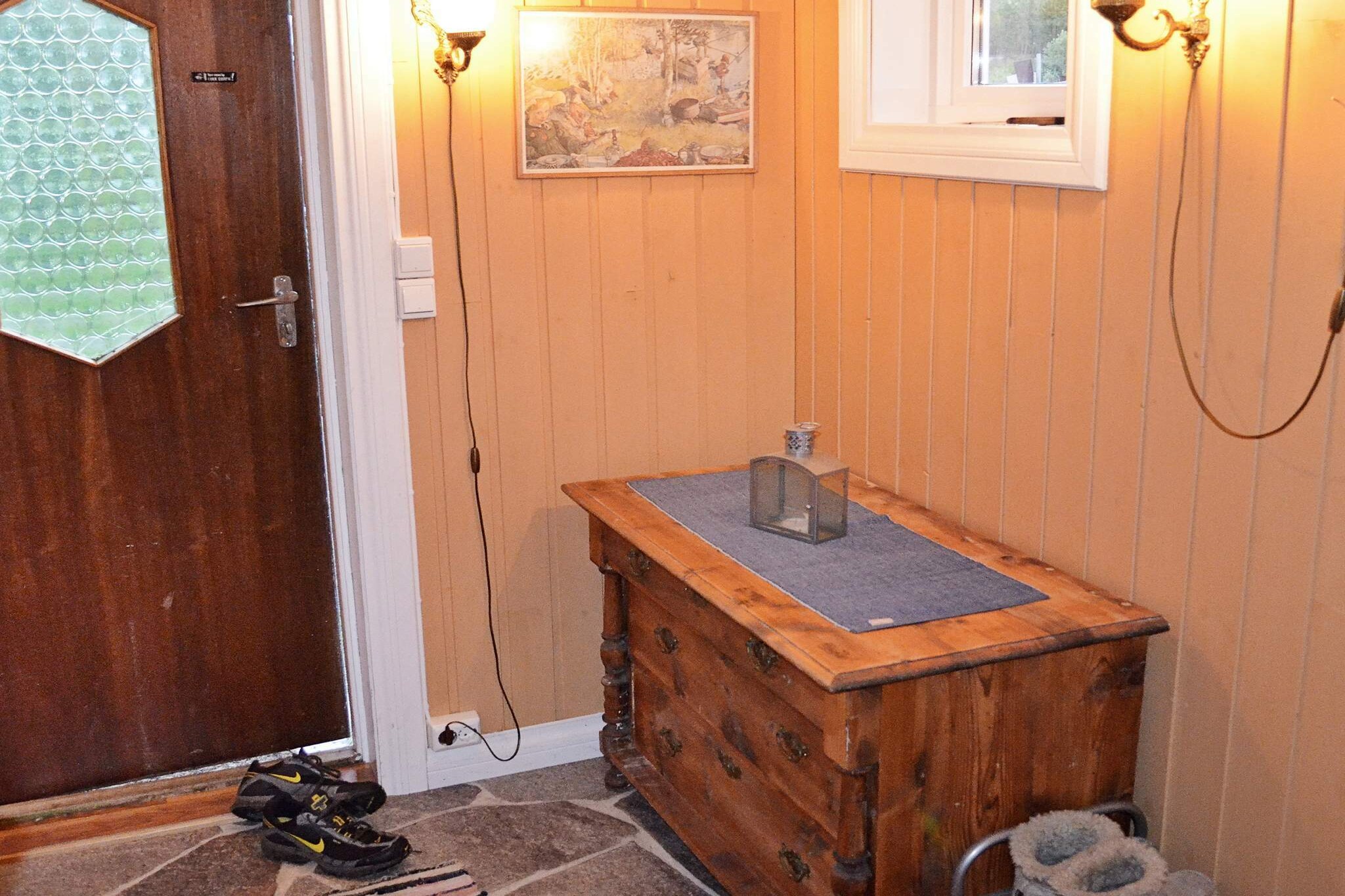Kitchen(12 m2)(cooker(electric), coffee machine(filter), microwave, dishwasher, fridge, freezer(> 250L), washing machine), Living/bed room(18 m2)(double folding bed, TV(satellite), radio, CD player), bedroom(7 m2)(double bed), bedroom(5 m2)(double bed), bedroom(5 m2)(single bed), bathroom(bathtub or shower, washbasin, toilet), heating(electric), garden furniture, BBQ, fish cleaning table