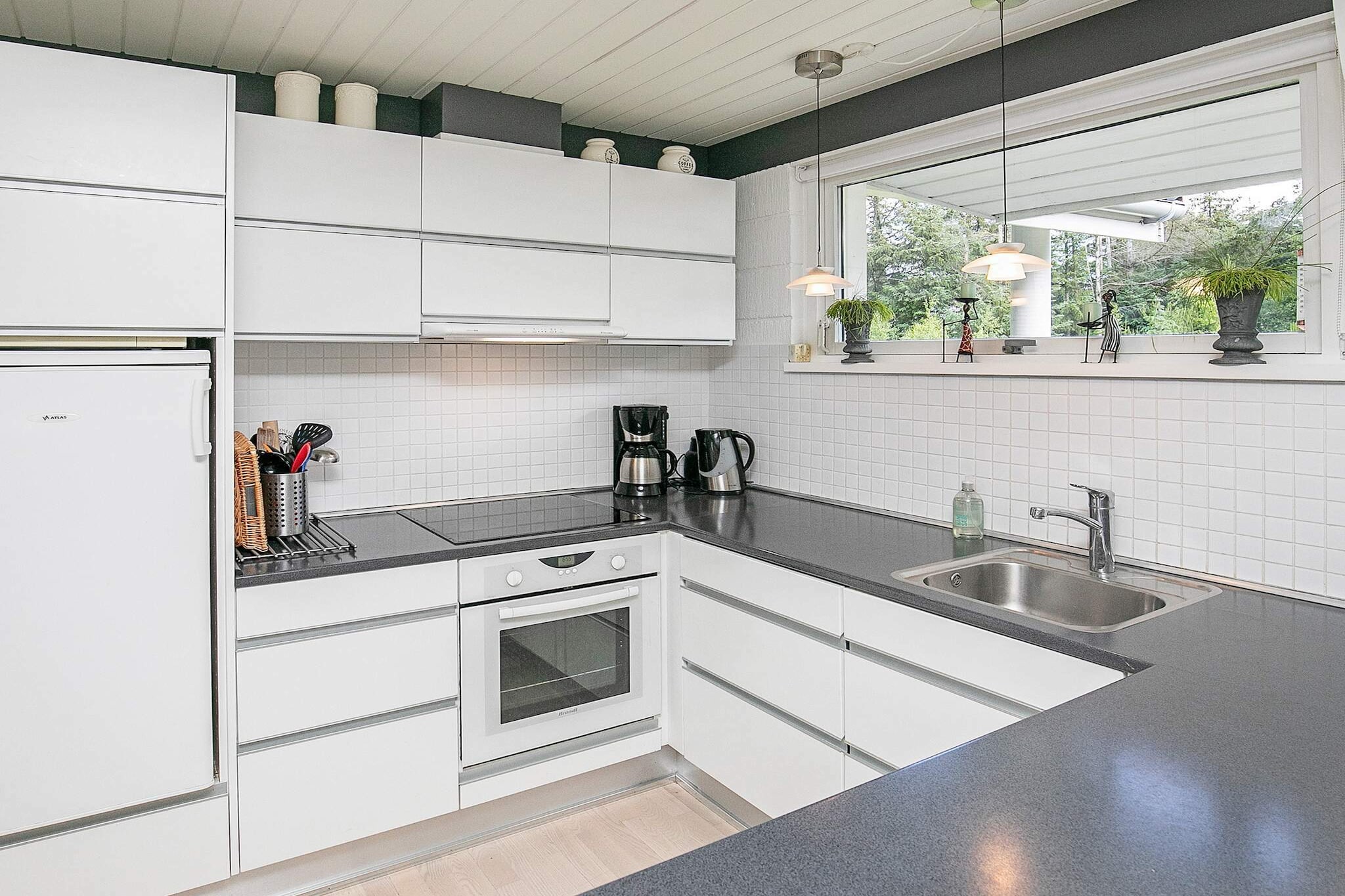 open kitchen(cooker(electric), hood, coffee machine, microwave, dishwasher, fridge(+ freezer), freezer(100-139L), tumble dryer, washing machine), Living/bed room(electric heating, 35 m2)(TV(satellite, german television channels, danish TV channels (DR1 and TV2)), DVD player, radio, CD player, stereo unit), bedroom(electric heating)(double bed), bedroom(electric heating)(3x single bed), bathroom(floor heating)(washbasin, shower, toilet), carport, heating(electric), terrace, garden furniture, sun loungers, play equipment, solar energy, air to air heatpump