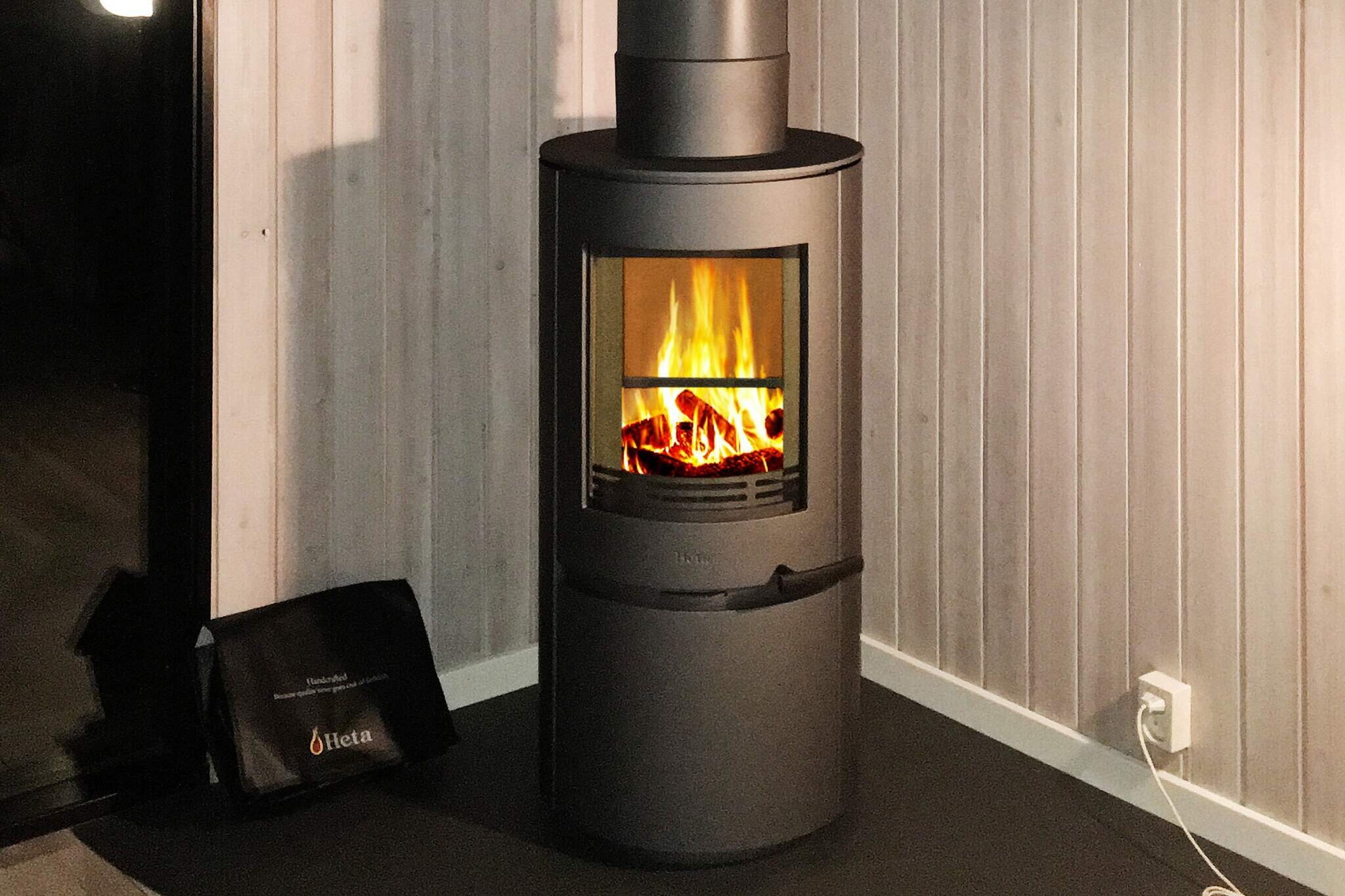 open kitchen(cooker(electric), hood, coffee machine, microwave, dishwasher, fridge-freezer, high chair), Living/bed room(fireplace, radio, chromecast), bedroom(double bed), bedroom(2x single bed), bathroom(floor heating)(washbasin, shower, toilet, washing machine), mezzanine(2x single bed), game computer, heating(electric), terrace, terrace(roofed), garden furniture, BBQ, swimming pool(shared with other guests, outside), air to air heatpump