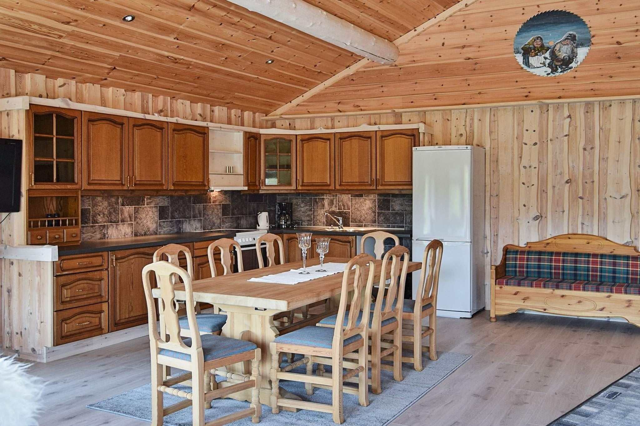 open kitchen(cooker(electric), hood, coffee machine(filter), dishwasher, fridge, freezer(60-99L), washing machine, high chair), Living/bed room(TV(cable), radio, CD player), bedroom(double bed, children\'s bed), bedroom(double bed), bedroom(3x bunk bed), bedroom(2x bunk bed), bathroom(floor heating)(bathtub or shower), bathroom(washbasin, toilet), sauna(indoor, heated, 2 persons), terrace(40 m2), terrace(roofed, 20 m2), garden furniture, BBQ, parking, geothermal energy