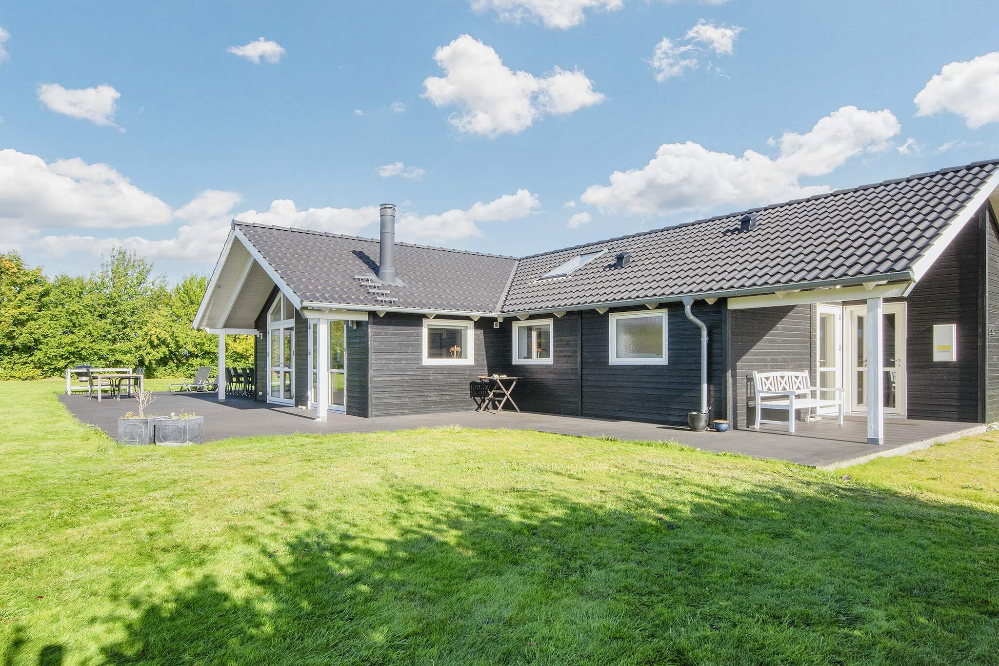 Activity house with various activities for the entire family. The house is located on a large plot. The house has 4 bedrooms and a mezzanine. The house is kept in bright colours and has a good layout. There are wood-burning stove and large, partly covered terrace from which you can enjoy the sun all day and into the night. From 1 May to 1 October there is a grocer approx. 500 m from the house.