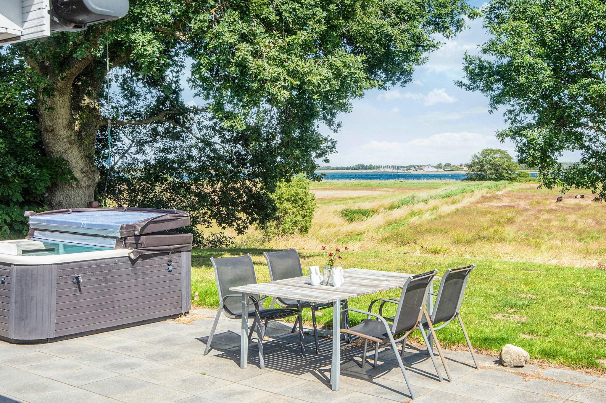 A holiday cottage with an outdoor whirlpool and a wonderful ocean view, completely renovated in 2016. The house is bright with large, sliding windows in the living room, ensuring a good inflow of light. In the living room you can sleep on the double sofa bed or the mezzanine. On the large, open terrace (with the whirlpool) you can enjoy the view of the sea, only 100 metres from the house. Please note that the outdoor whirlpool is only available in the weeks 12 - 43 depending on weather conditions.  No letting to youth groups.A refundable deposit might be charged closer to your check-in date. The security deposit ensures a smooth stay and covers any additional services or consumption charges.This deposit covers utilities consumed during your stay and any additional services that may be taken.The final amount will be adjusted based on actual meter readings, actual usage of extra services, and any remaining balance will be refunded within 21 days after checkout.This deposit simply acts as a prepayment for charges that  you would anyways pay for, ensuring a seamless stay and check-out experience.