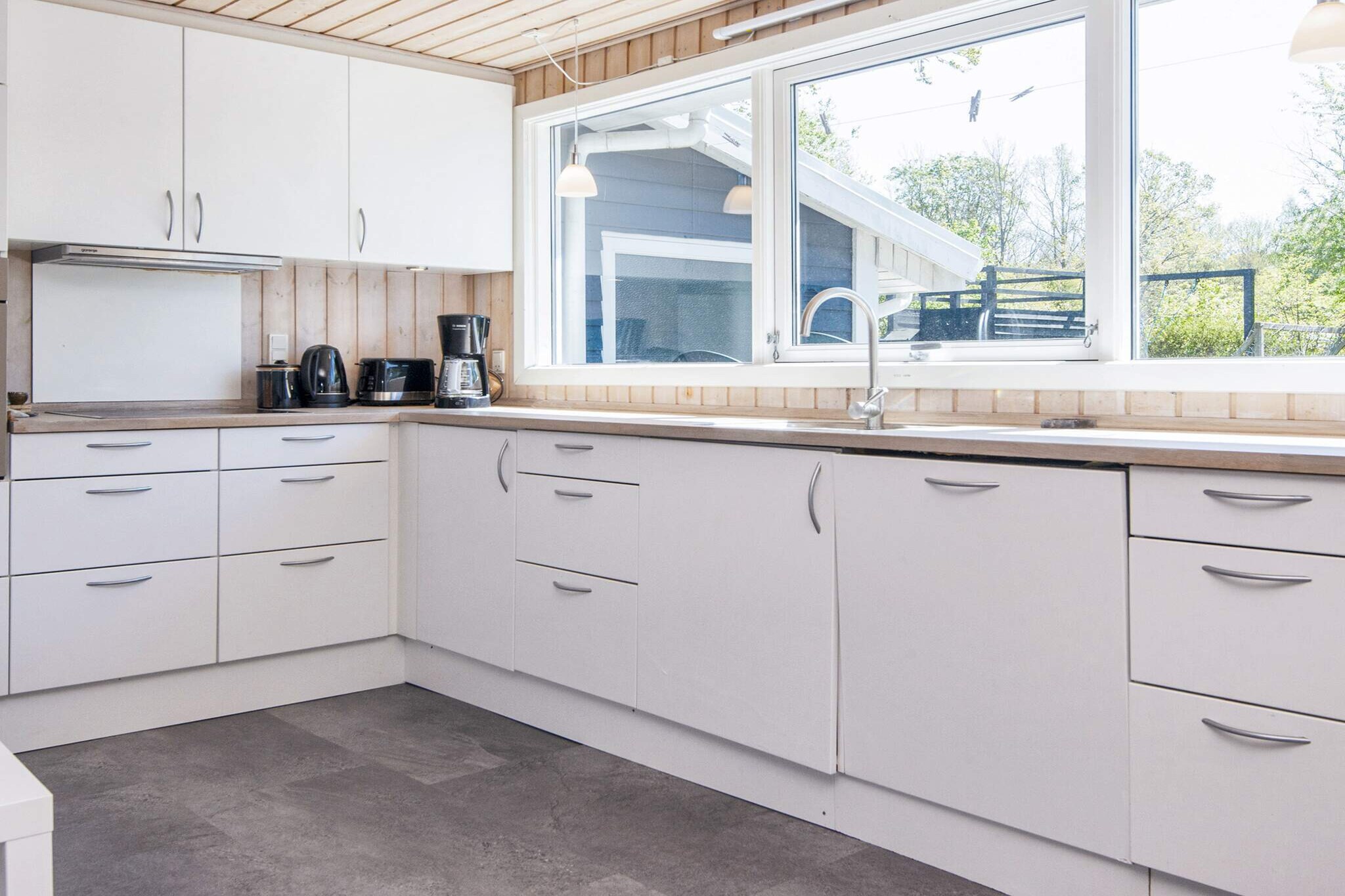 Annex: (double bed)\n\nAnnex: (double bed)\n\nopen kitchen(cooker(electric), hood, coffee machine, microwave, dishwasher, fridge(+ freezer), tumble dryer, washing machine, high chair), Living/bed room(TV, CD player, stereo unit, high chair), bedroom(double bed, cot), bedroom(2x single bed, cot), bedroom(2x single bed), bathroom(floor heating)(bathtub or shower, washbasin, toilet), bathroom(floor heating)(bathtub or shower, washbasin, toilet), bath tub(outside), heating(electric), terrace, BBQ, air to air heatpump