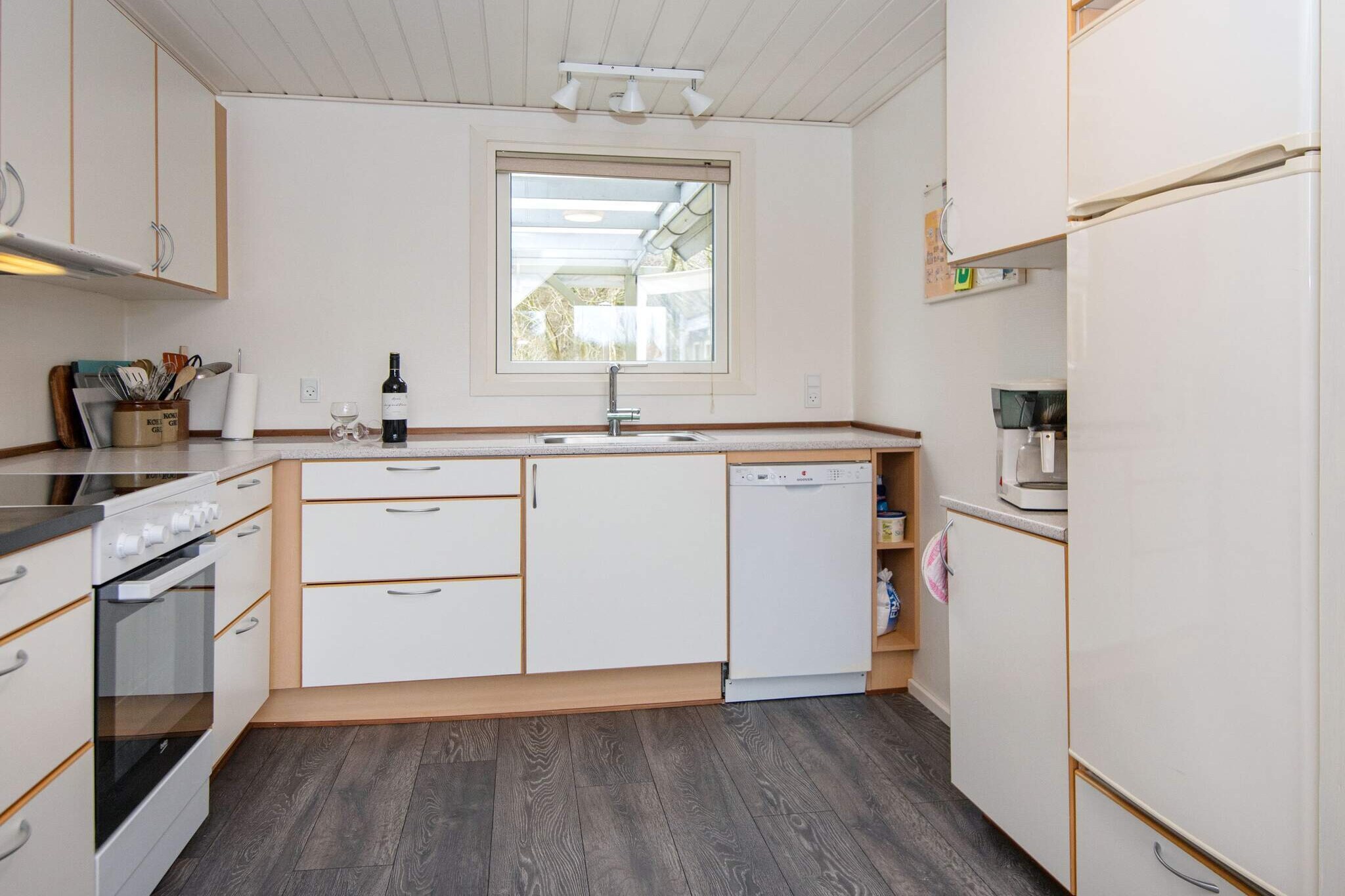 open kitchen(cooker(electric), hood, coffee machine, dishwasher, fridge-freezer, tumble dryer, washing machine), Living/bed room(electric heating, 29 m2)(TV(satellite, german television channels, danish TV channels (DR1 and TV2))), bedroom(electric heating)(double bed), bedroom(electric heating)(double bed), bedroom(double bed), bathroom(washbasin, shower, toilet), freezer(60-99L), bath tub(outside), heating(electric), terrace(roofed), garden furniture, fish cleaning table, air to air heatpump