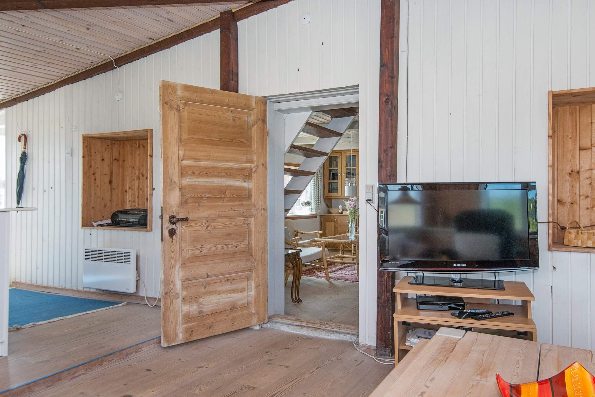 Kitchen(cooker(electric), coffee machine, dishwasher, fridge-freezer), Living/bed room(25 m2)(TV(cable, german television channels, danish TV channels (DR1 and TV2)), radio, CD player, stereo unit), bedroom(double bed), bedroom(double bed), bedroom(double bed), bathroom(washbasin, shower, toilet), conservatory(20 m2), heating(electric), terrace, garden furniture