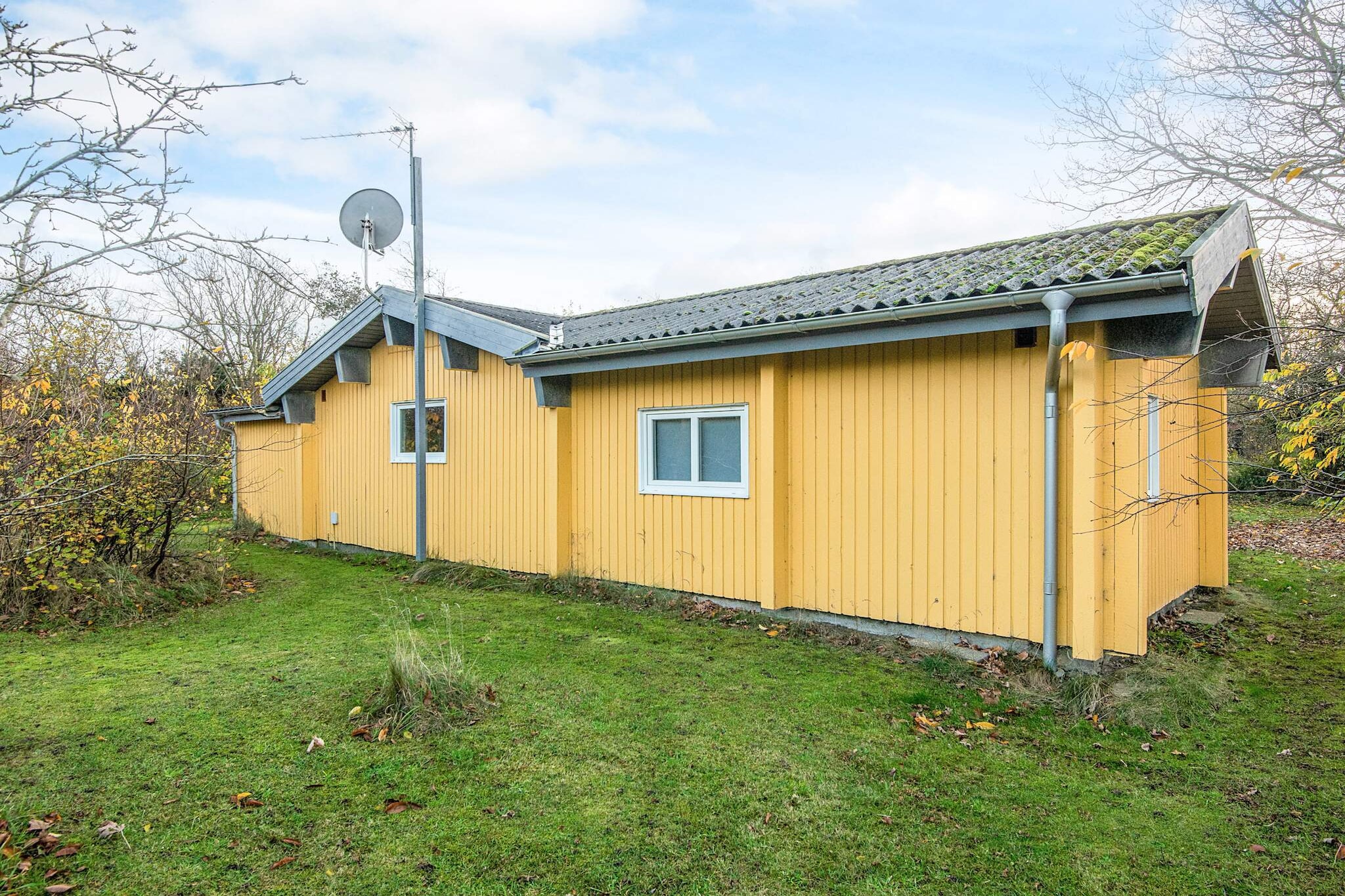 open kitchen(cooker(electric), hood, coffee machine, microwave, fridge, washing machine), Living/bed room(TV(cable, german television channels, danish TV channels (DR1 and TV2)), radio), bedroom(2x single bed), bedroom(2x bunk bed), bathroom(bathtub or shower, washbasin, toilet), heating(electric), terrace, garden furniture