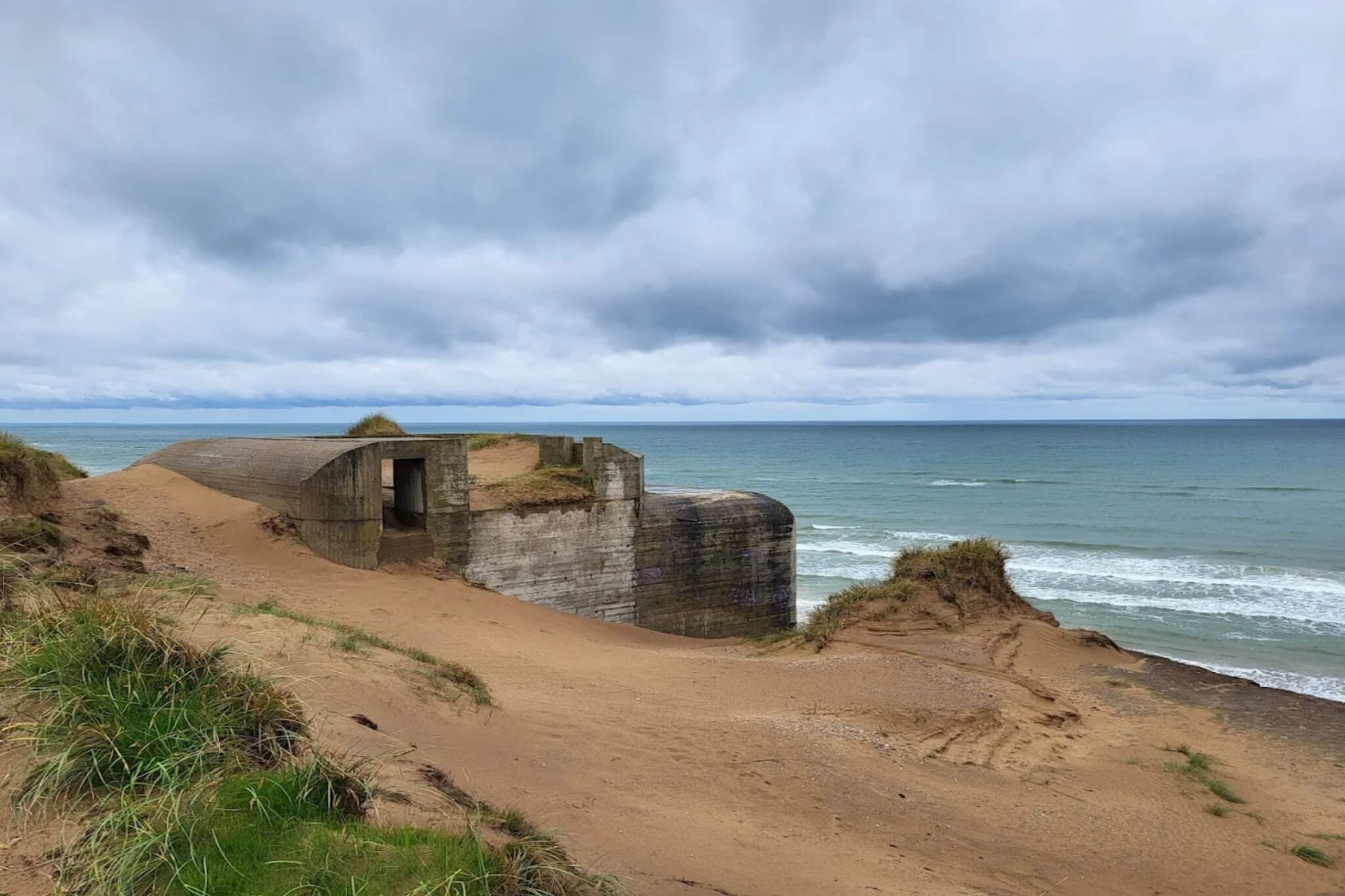 Internet Access DSL, open kitchen(cooker(electric), coffee machine, microwave, dishwasher, fridge(+ freezer)), Living/bed room(TV(satellite, german television channels, danish TV channels (DR1 and TV2)), DVD player, CD player, stereo unit), bedroom(double bed), bedroom(2x single bed), bedroom(double bed), bathroom(floor heating)(bathtub or shower, washbasin, toilet, washing machine), heating(electric), terrace(roofed), garden furniture, air to air heatpump