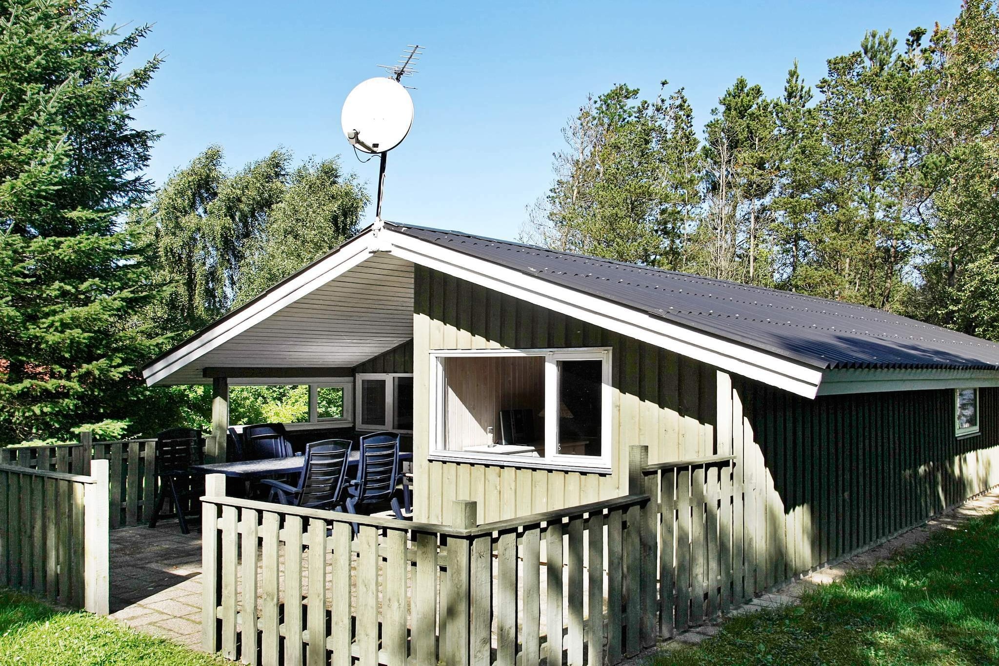 Bright cottage located on a slightly hilly plot in Kollerup by Fjerritslev. The house is furnished with open kitchen / family room with direct access to the covered terrace. The house is located on a secluded and sheltered plot with many lovely sun corners and a campfire, where the whole family can gather on the warm summer evenings. The area by Kollerup is characterized by the beautiful nature and the quiet surroundings. Here is an excellent starting point for excursions in northern Jutland in addition to, of course, beach life with sunbathing, a dip in the North Sea or long walks along the sea and in the scenic hinterland. There is quite a short distance to Fjerritslev town, which has a rich commercial life, several restaurants and cafes, golf course and swimming pool. The few kilometers to the sea and beach are traveled along landscaped paths through the cottage area.