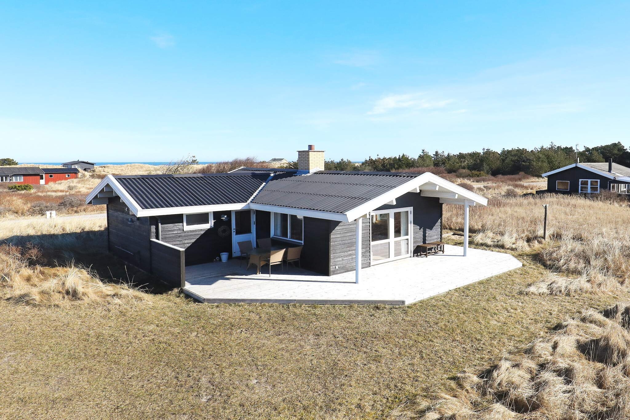 A modernised holiday cottage located on a large sand dune plot close to the sea. The house is comfortably arranged.