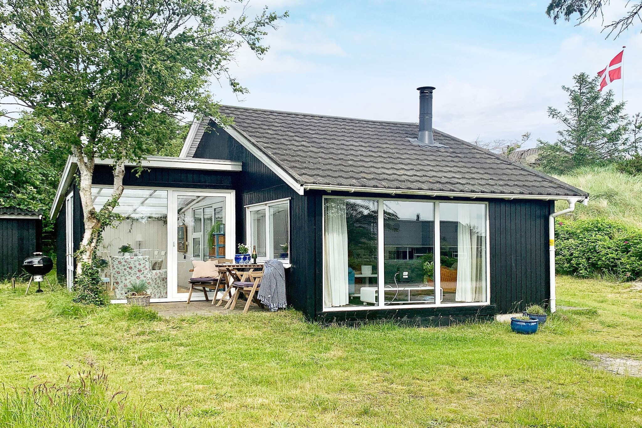 Holiday cottage with comfortable furnishings and a tile bathroom. The double bed is 3/4 wide. Centrally located on a smaller plot without noise, close to beach and shopping.A refundable deposit might be charged closer to your check-in date. The security deposit ensures a smooth stay and covers any additional services or consumption charges.This deposit covers utilities consumed during your stay and any additional services that may be taken.The final amount will be adjusted based on actual meter readings, actual usage of extra services, and any remaining balance will be refunded within 21 days after checkout.This deposit simply acts as a prepayment for charges that  you would anyways pay for, ensuring a seamless stay and check-out experience.