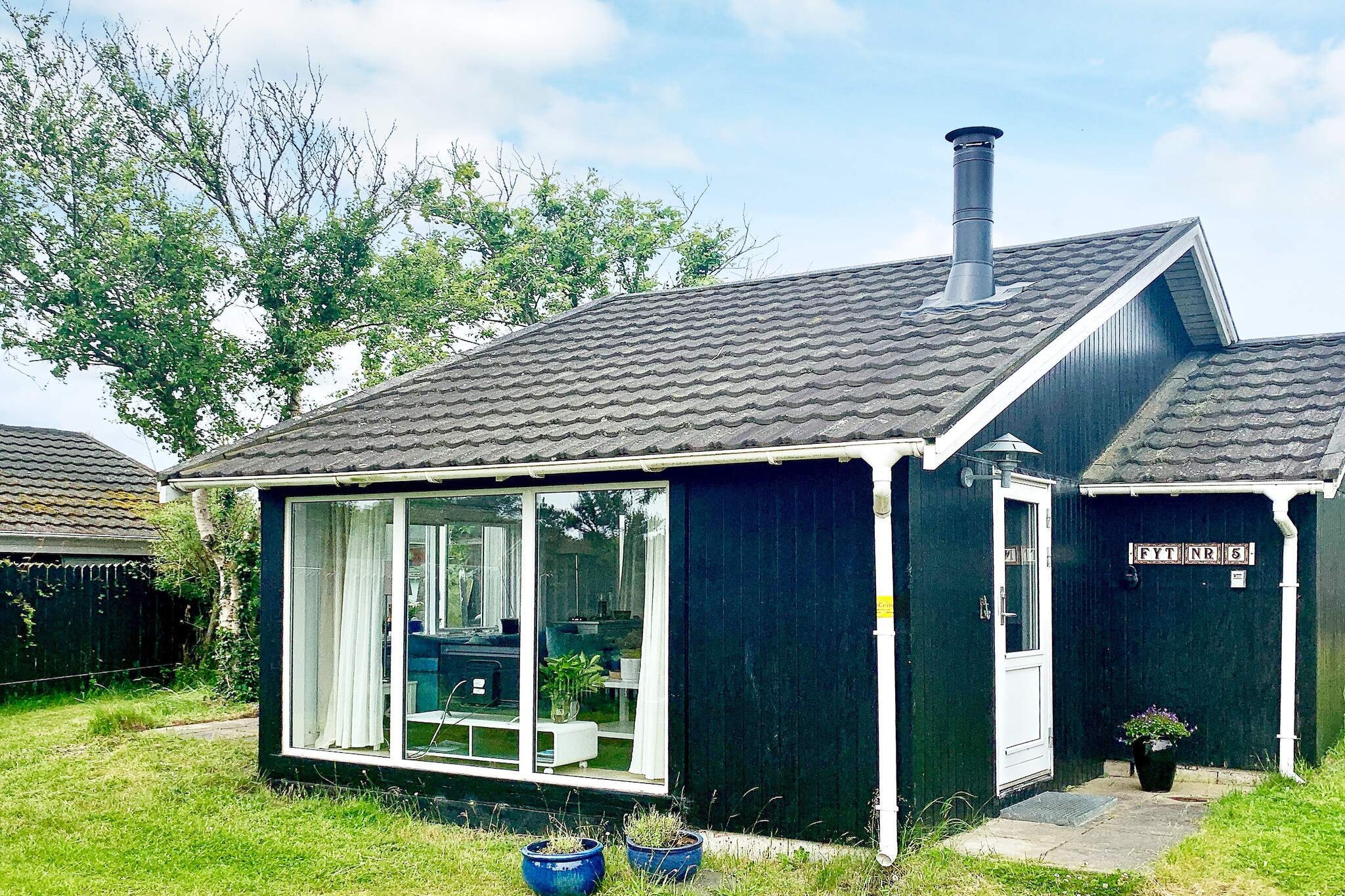 open kitchen(cooker(electric), coffee machine, microwave, dishwasher, fridge-freezer, washing machine), Living/bed room(TV(satellite, german television channels, danish TV channels (DR1 and TV2)), radio), bedroom(double bed), bedroom(double bed), bathroom(floor heating)(bathtub or shower, washbasin, toilet), conservatory, heating(electric), terrace(roofed), garden furniture