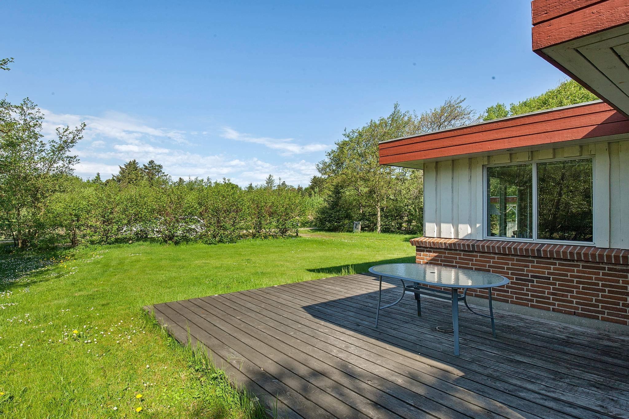 Cottage located on a 1200 m & # 178; natural plot with lawn and 40 m & # 178; terrace around the house, so you can always find a cozy nook. The house contains a large, bright living room with wood burning stove, open kitchen with electric stove, extractor hood, microwave, separate freezer and dishwasher. There are 2 bedrooms each with a double bed and a room with 2 single beds as well as a room with 2 bunk beds. Bathroom with direct access to a sauna. The house is furnished with good furniture. The area is located directly by the Limfjord and only a few kilometers from the North Sea. Thus, there are plenty of activities for water dogs. The natural sandy beach by the North Sea is a fantastic bathing beach, and around the Limfjord you will find many small holiday villages, where it buzzes with life throughout the summer.
A refundable deposit might be charged closer to your check-in date. This deposit covers utilities consumed during your stay and any additional services that may be taken. The final amount will be adjusted based on actual meter readings, actual usage of extra services, and any remaining balance will be refunded within 21 days after checkout.