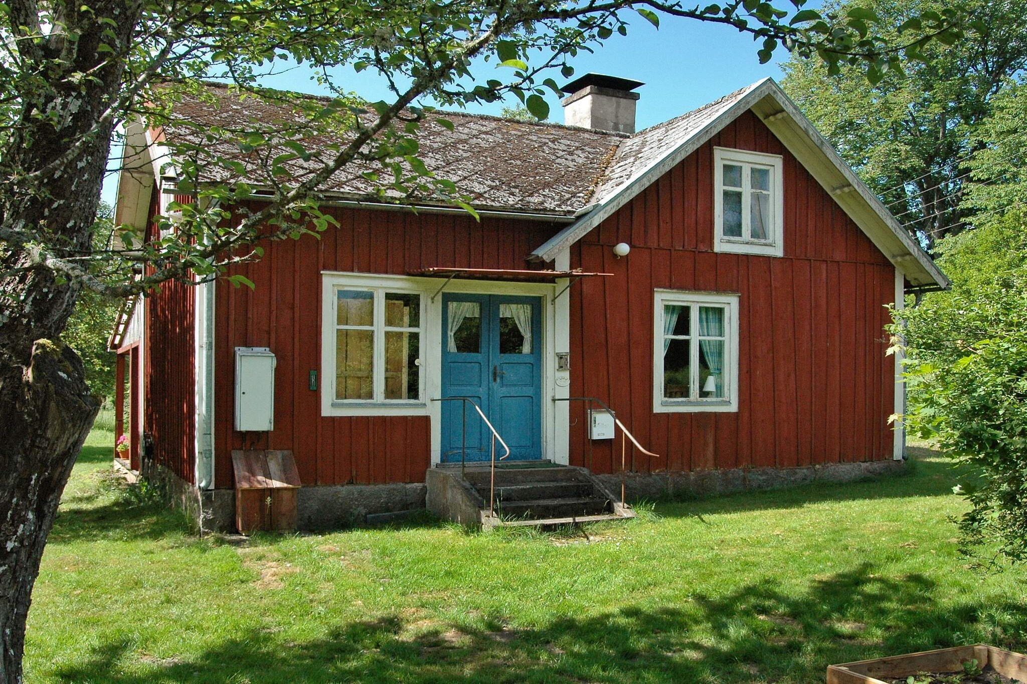 Welcome to this delightful holiday home in the south of SmÃ¥land! The pretty cottage is set in the small village of Kalvshaga and is surrounded by fruit trees and shrubbery. There's a roofed terrace as well as a garden with outdoor furniture and a garden grill. On the bottom floor, there's a small kitchen with all of the necessary amenities, such as an electric cooker. There's also a wood-burning stove in the kitchen. The kitchen, dining room, and entrance hall are all open-plan. The living room features an open fireplace, which you are welcome to use, and there's also free wireless internet access. In the bathroom, you will find a WC and a washbasin. The bathroom can also be accessed from the outside of the house. The shower is in a separate building, 10 metres from the cottage. On the bottom floor, you will also find one bedroom with two beds. The upper floor has low ceilings (190 centimetres). Up here you will find three single beds. In the village, there's a dock where you'll find the boat that is included in the rent. Lake Ã…snen is well known for it's excellent fishing possibilities. You can buy a fishing permit from the next-door neighbour. Bird watchers will be happy to know there's a variety of birds in the area, falcons, eagles, and osprey, for instance. Kalvsvik is four kilometres from the cottage and features a lovely bathing spot with bathing docks. You have access to four bicycles so why not take them to the nature reserve in BjurkÃ¤rr? Another beautiful place to visit is Huseby bruk, 15 kilometres away, with it's castle and it's ironworks museum. There's also an inn, a cafÃ©, a nature reserve, and an observation tower. Welcome to this idyllic holiday home!