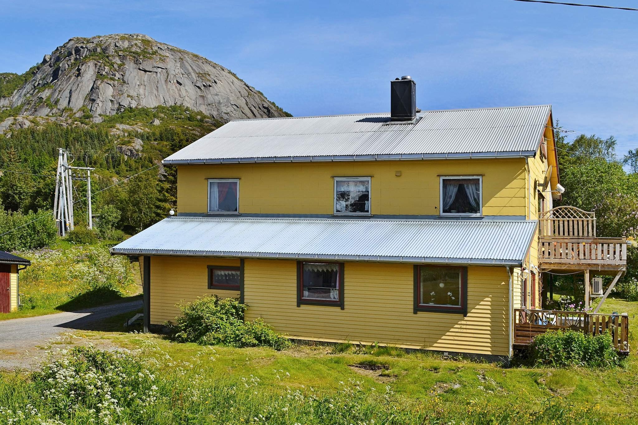 Holiday apartment in the small town Digermulen, beautifully situated furthermost east in Lofoten. The area is known for its scenery, idyllic beaches and magnificent hiking. The holiday apartment is on the first floor of a residential house with a view of the town and the ocean. Several great beaches in the area. The perfect starting point for day excursions around Lofoten. 60 km to Svolvær, Lofoten's "capital" with restaurants and shops. The small fishing villages in Lofoten are worth visiting. The German emperor Wilhelm II came here several times at the end of the 19th century to walk in the mountains, celebrated today by the annual walk "The Emperor March". When renting linen, 2 towels are included. NB: Not possible to rent a boat.