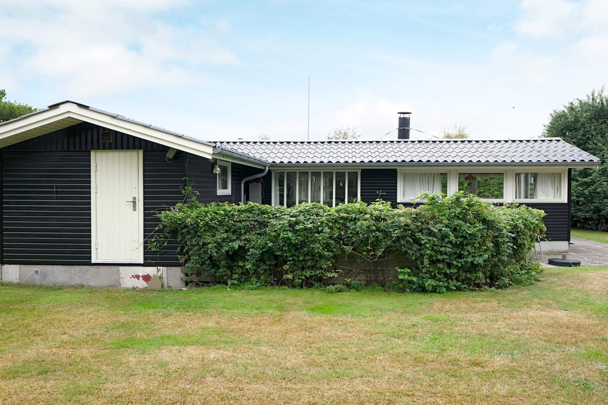 Cottage with 2 heated annexes, which the teenagers will love to live in. If you have small children with you, there is plenty of space in the bedroom in the house or the extra bed in the living room. There is an open and covered terrace. The covered terrace is at one annex. There is an enclosed garden so you can sunbathe undisturbed. There is a fire place and the opportunity for play and various games both indoors and outdoors. The excursion could go to Knuthenborg Park & amp; Safari, Postbåden, Sukkermuseet, Søfartsmuseet, Turbåden Anemonen and Middelaldercentret.
A refundable deposit might be charged closer to your check-in date. This deposit covers utilities consumed during your stay and any additional services that may be taken. The final amount will be adjusted based on actual meter readings, actual usage of extra services, and any remaining balance will be refunded within 21 days after checkout.