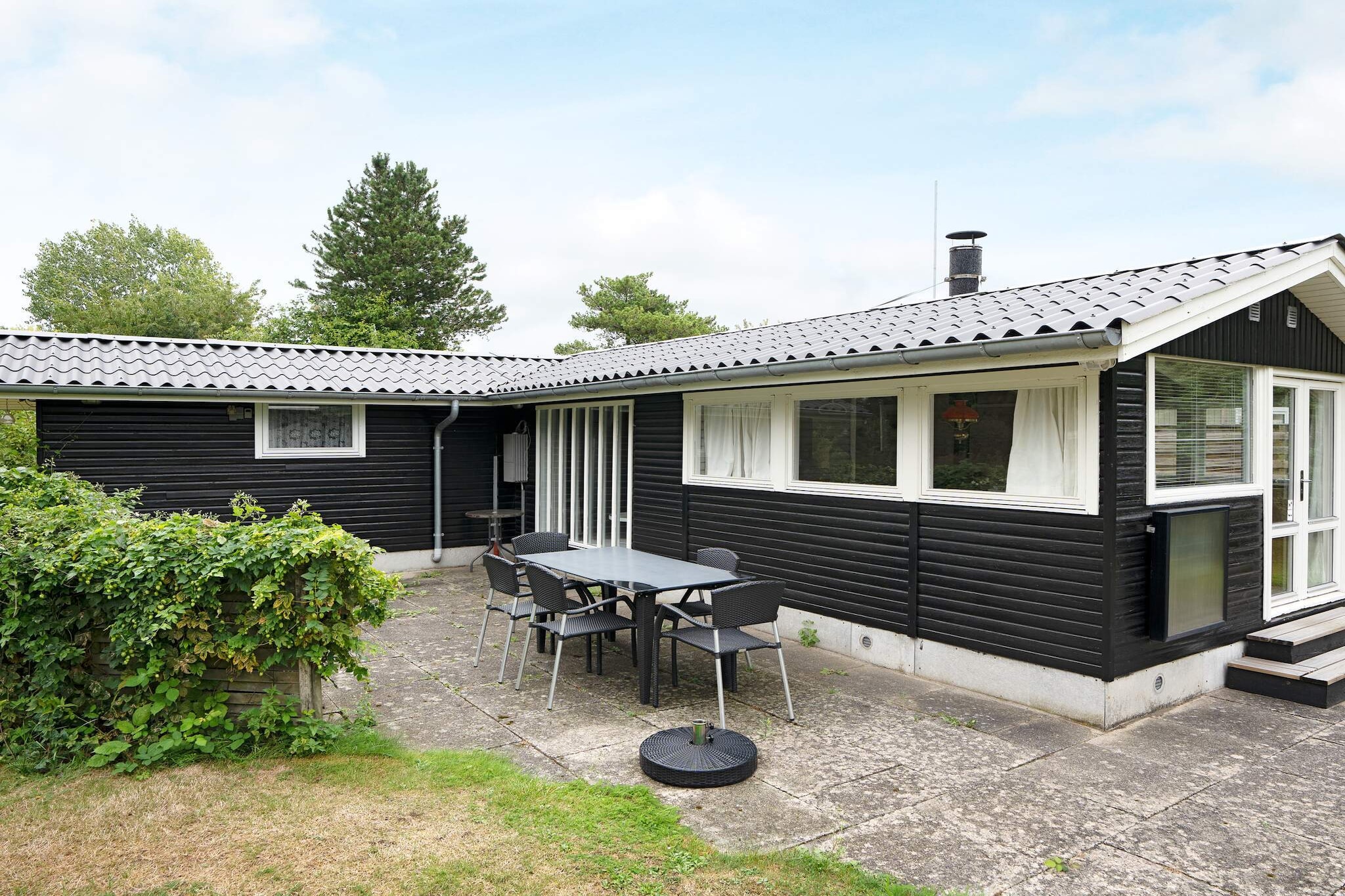 Annex: (double bed)\n\nAnnex: (double bed)\n\nInternet Access DSL, open kitchen(cooker(electric), hood, coffee machine, microwave, fridge(+ freezer), washing machine), Living/bed room(double bed, TV, CD player, stereo unit, high chair), bedroom(double bed), bathroom(bathtub or shower, washbasin, toilet), heating(electric), terrace, terrace(roofed), BBQ