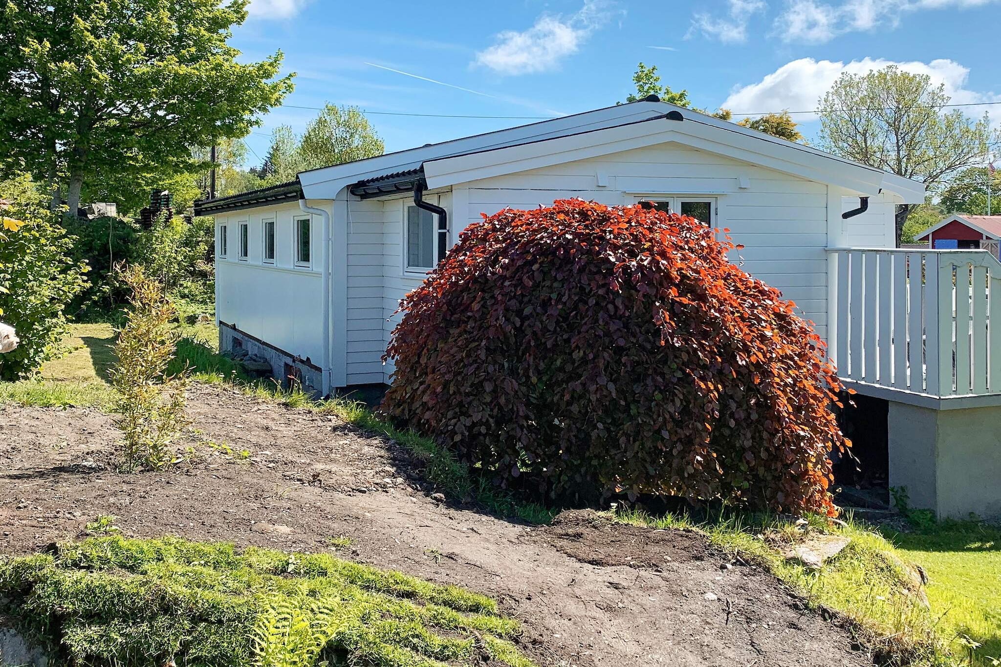 open kitchen(cooker(electric), hood, coffee machine(filter), microwave, dishwasher, fridge, freezer(200-249L)), Living/bed room(24 m2)(TV(satellite, german television channels), stereo unit), bedroom(12 m2)(single bed, double bed), bedroom(12 m2)(single bed, double bed), bathroom(floor heating)(washbasin, toilet), bathroom(floor heating)(washbasin, shower, toilet), washing machine, heating(electric), terrace(12 m2), garden furniture, BBQ